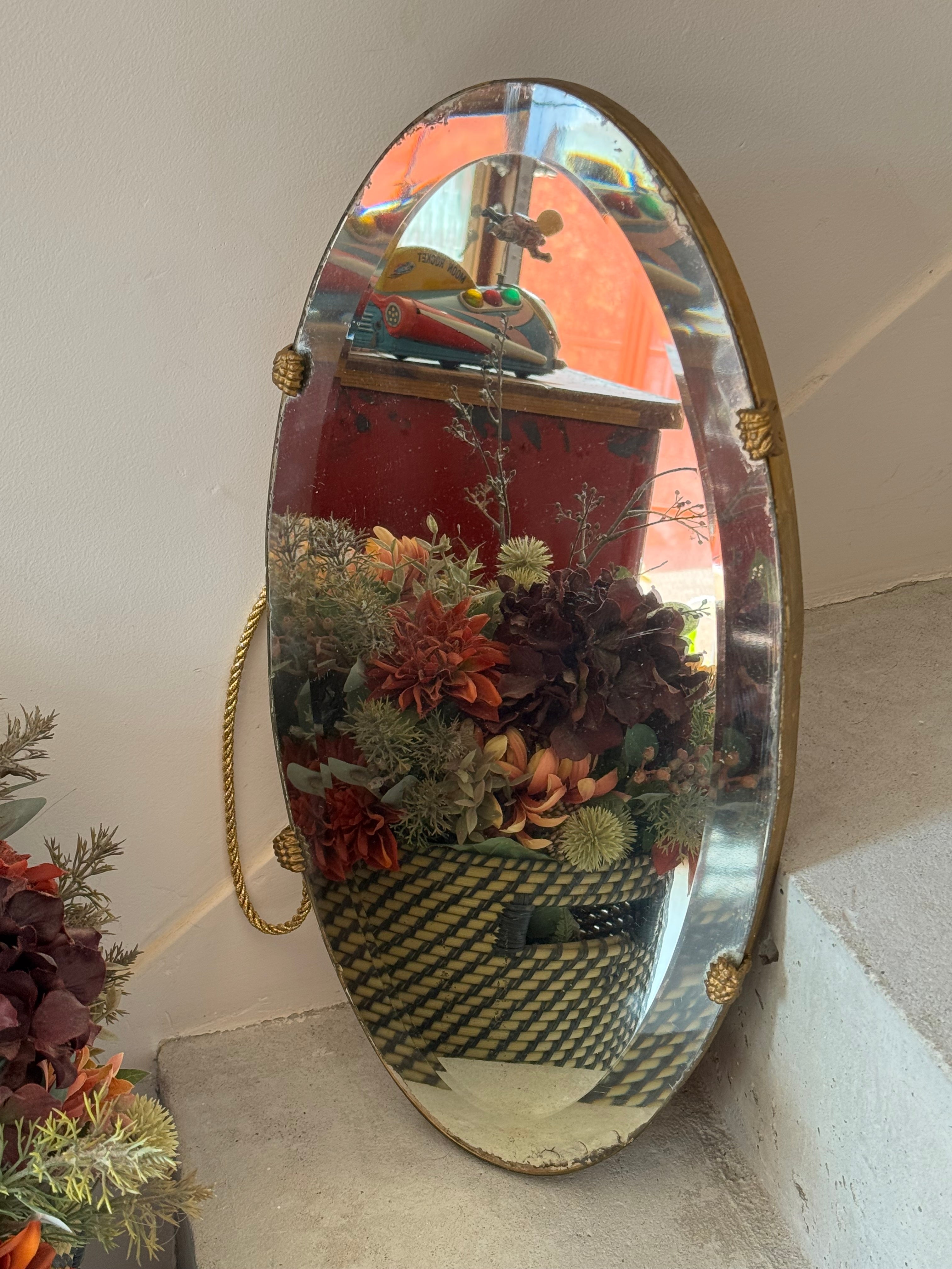 Antigo Espelho Bisotado Oval com Garras