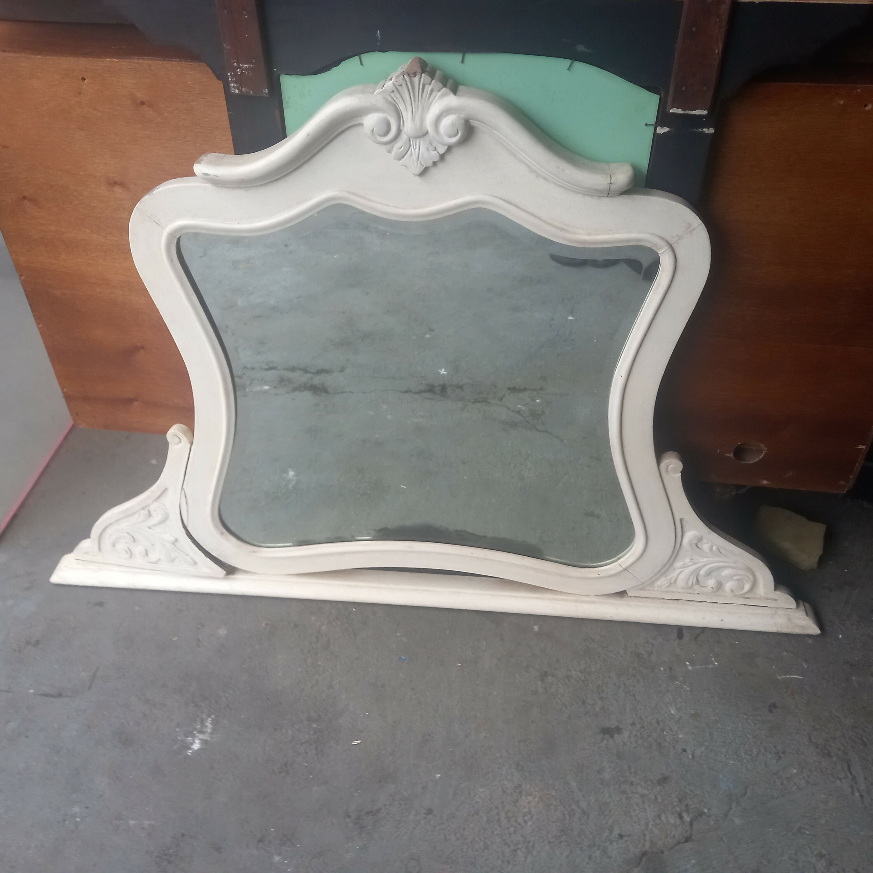 Espelho antigo com moldura de madeira pintado em branco