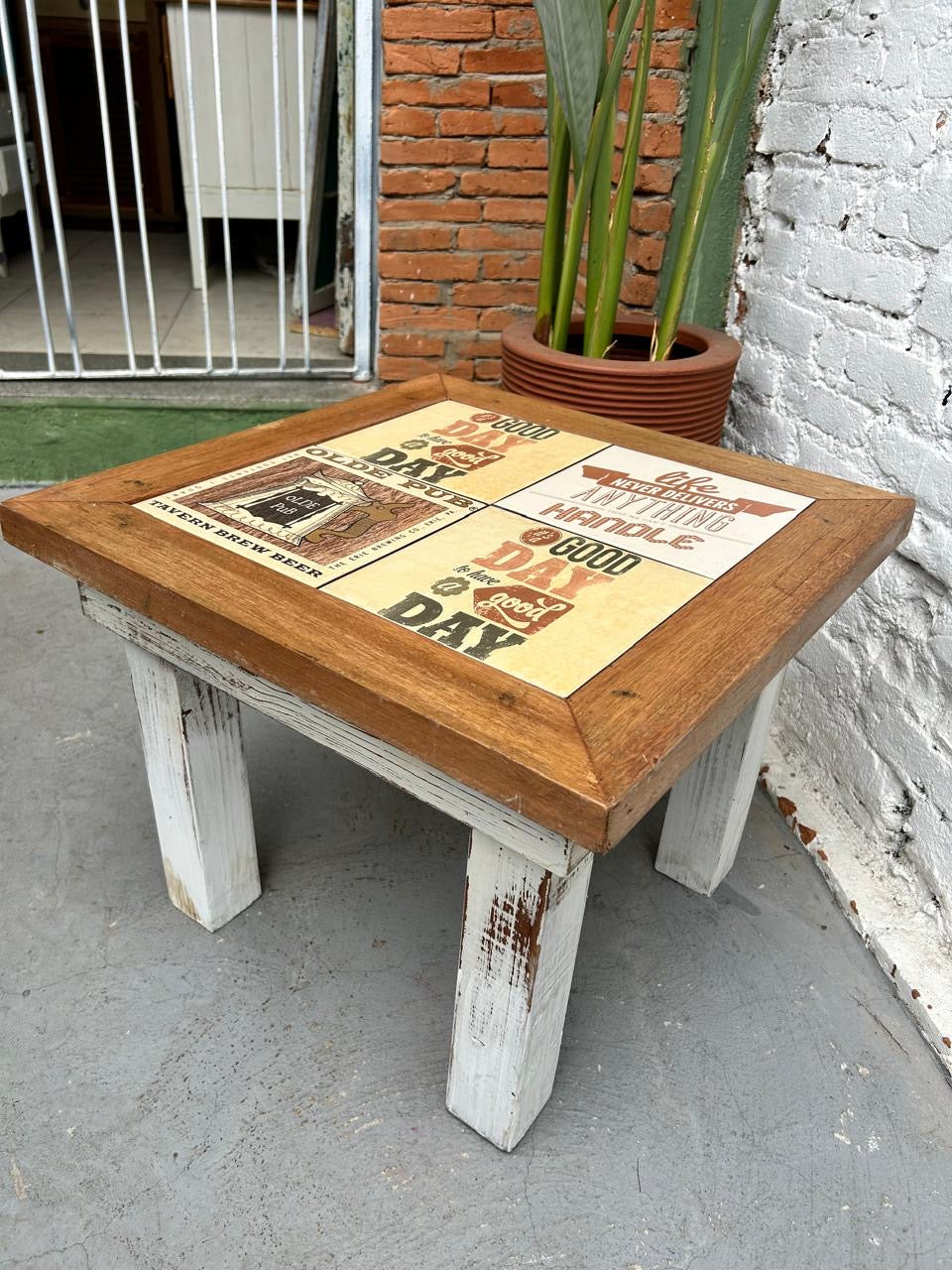 Mesinha lateral quadrada rústica com azulejos e madeira com pátina 