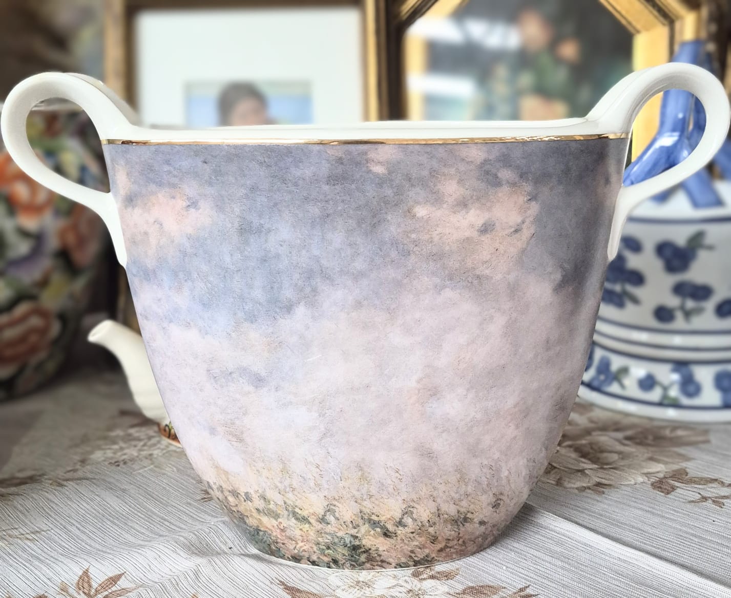  Vaso / Floreira com alças em porcelana alemã Goebel,  coleção Artis Orbis Collection,  maravilhosa.   Edição limitada 68 / 1500, raríssimo e em perfeito estado,  com a linda pintura de Monet: Femme á L ´Ombrelle.