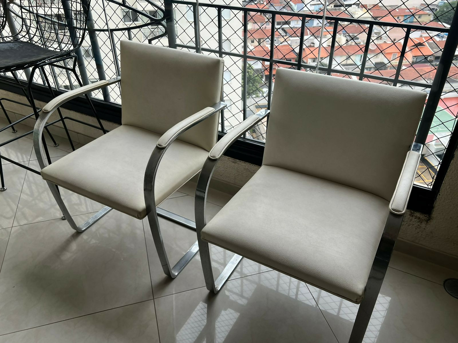 CADEIRA BRNO LUDWIG MIES VAN DER ROHE EM COURO BRANCO