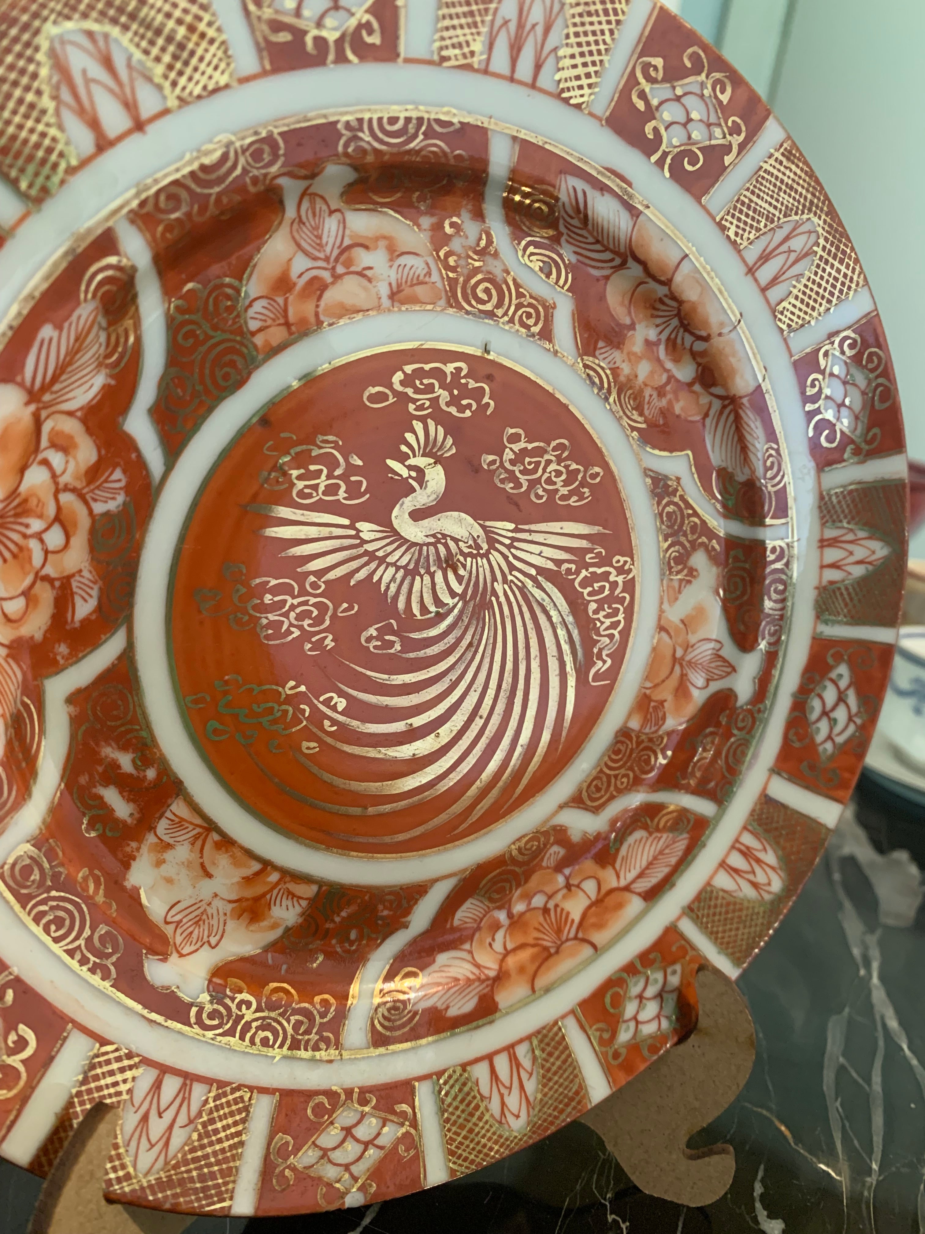 Lindo prato japonês em porcelana pintado a mão em tons Terrosos 
