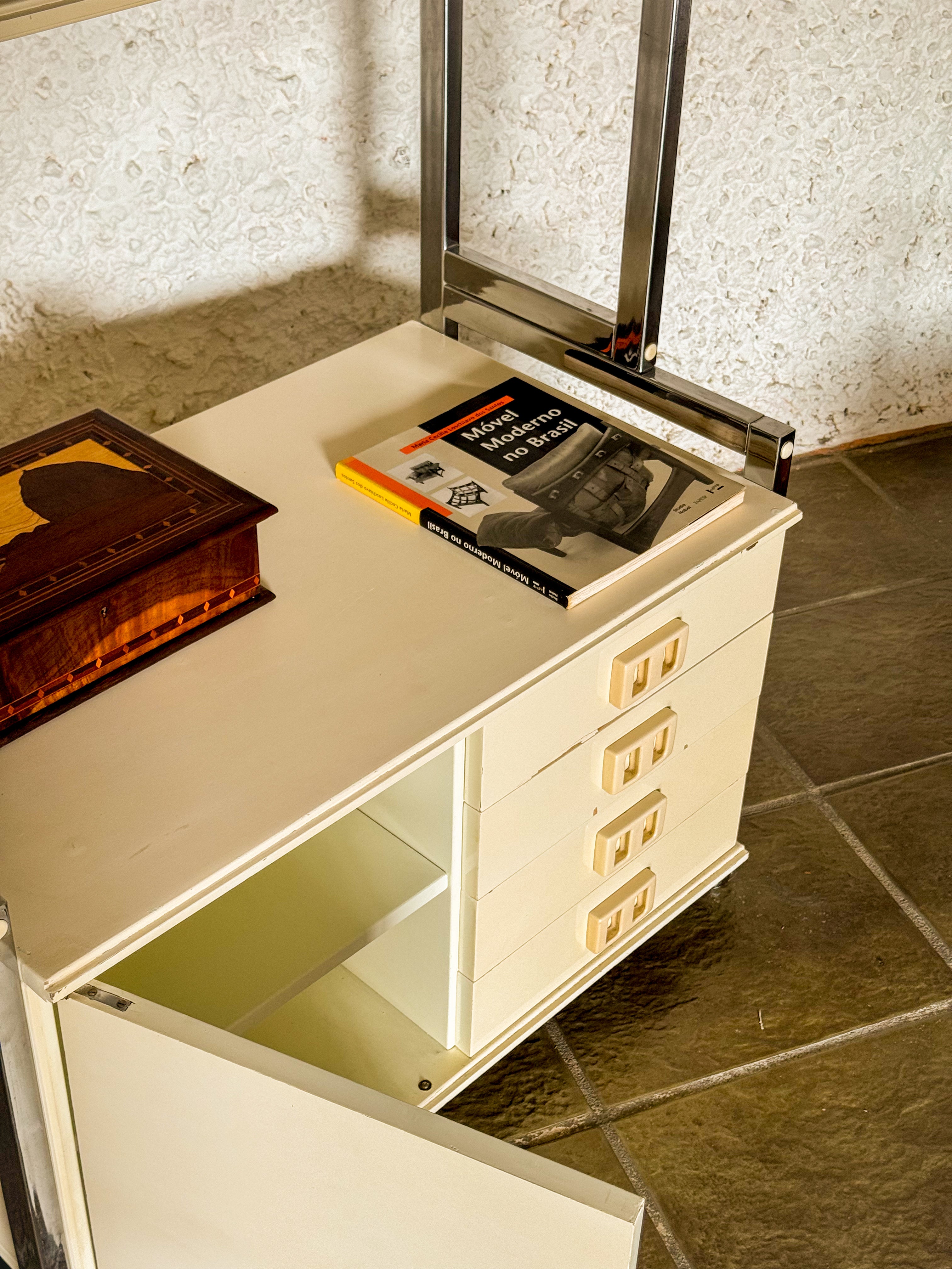 Estante modular Novo Rumo com estrutura metálica e nichos com pintura em laca branca 