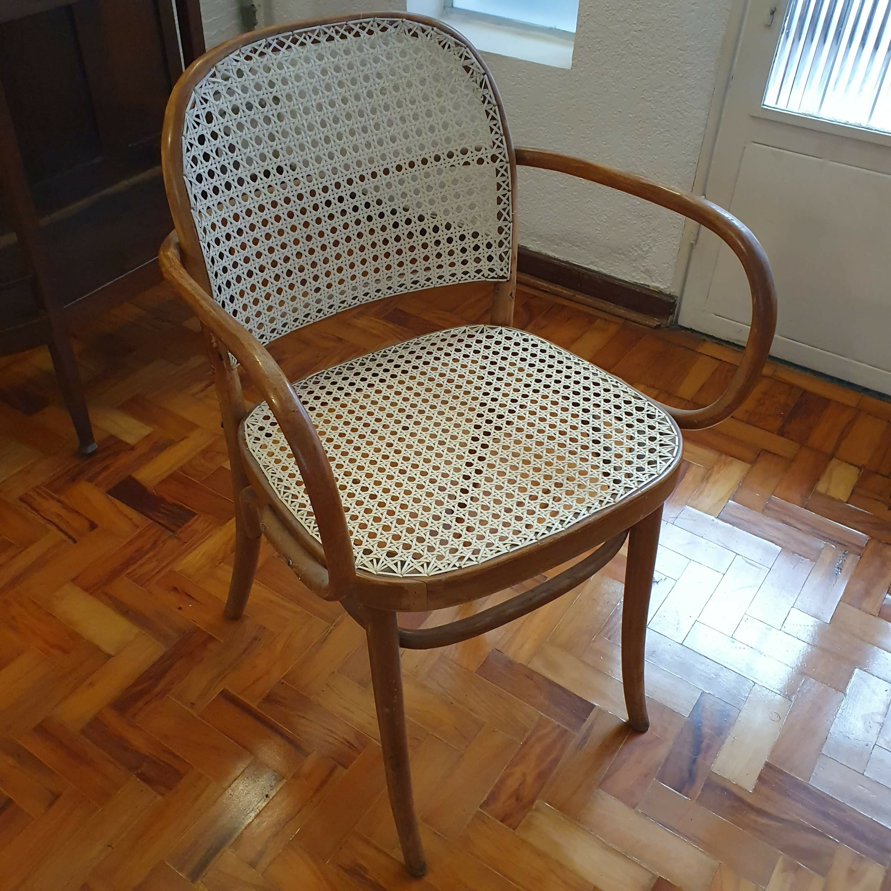 DUAS CADEIRAS THONET MODELO MERIDIEN COM BRAÇOS (valor unitário)