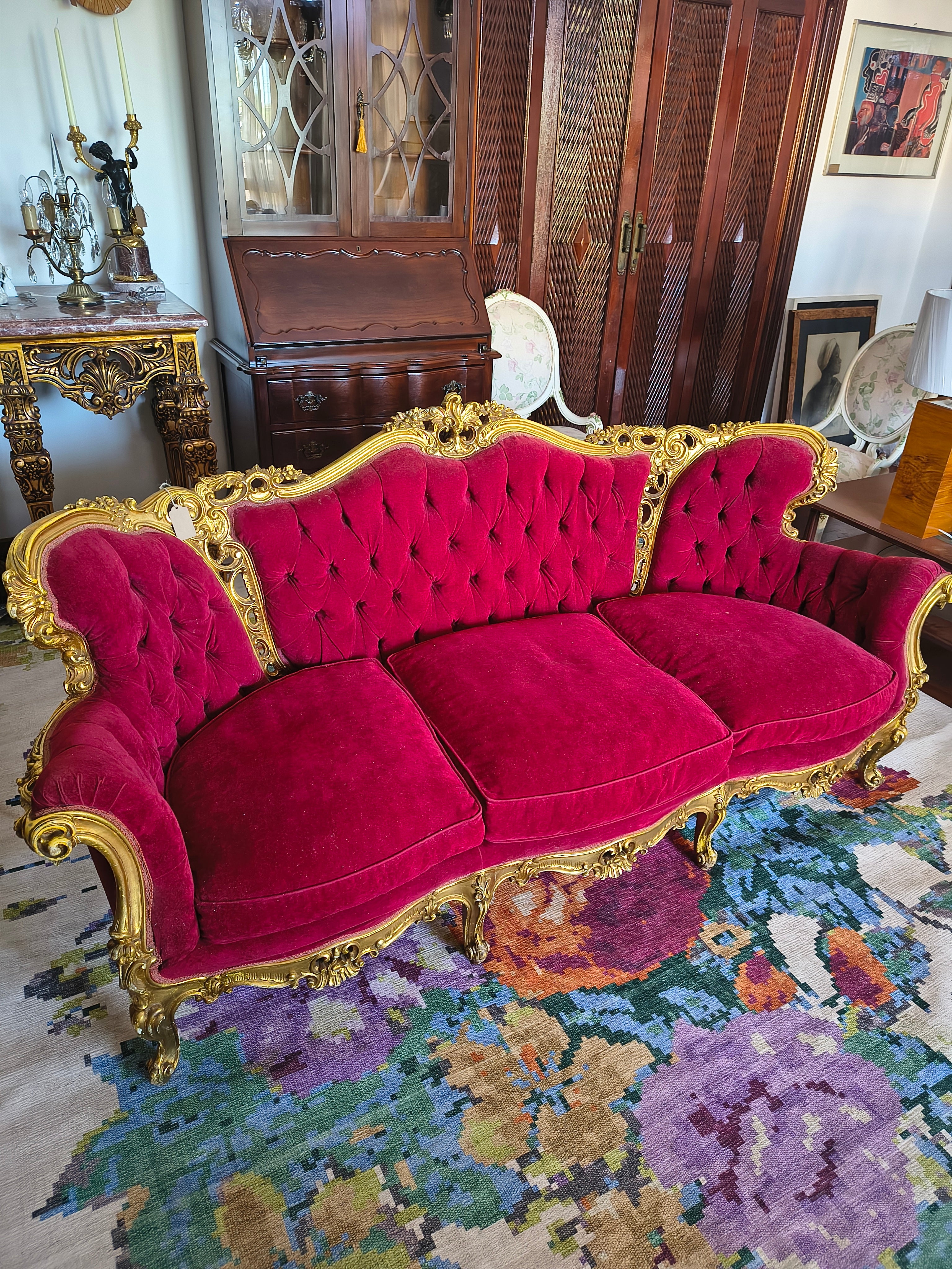 Sofá Luís XV vermelho e dourado 