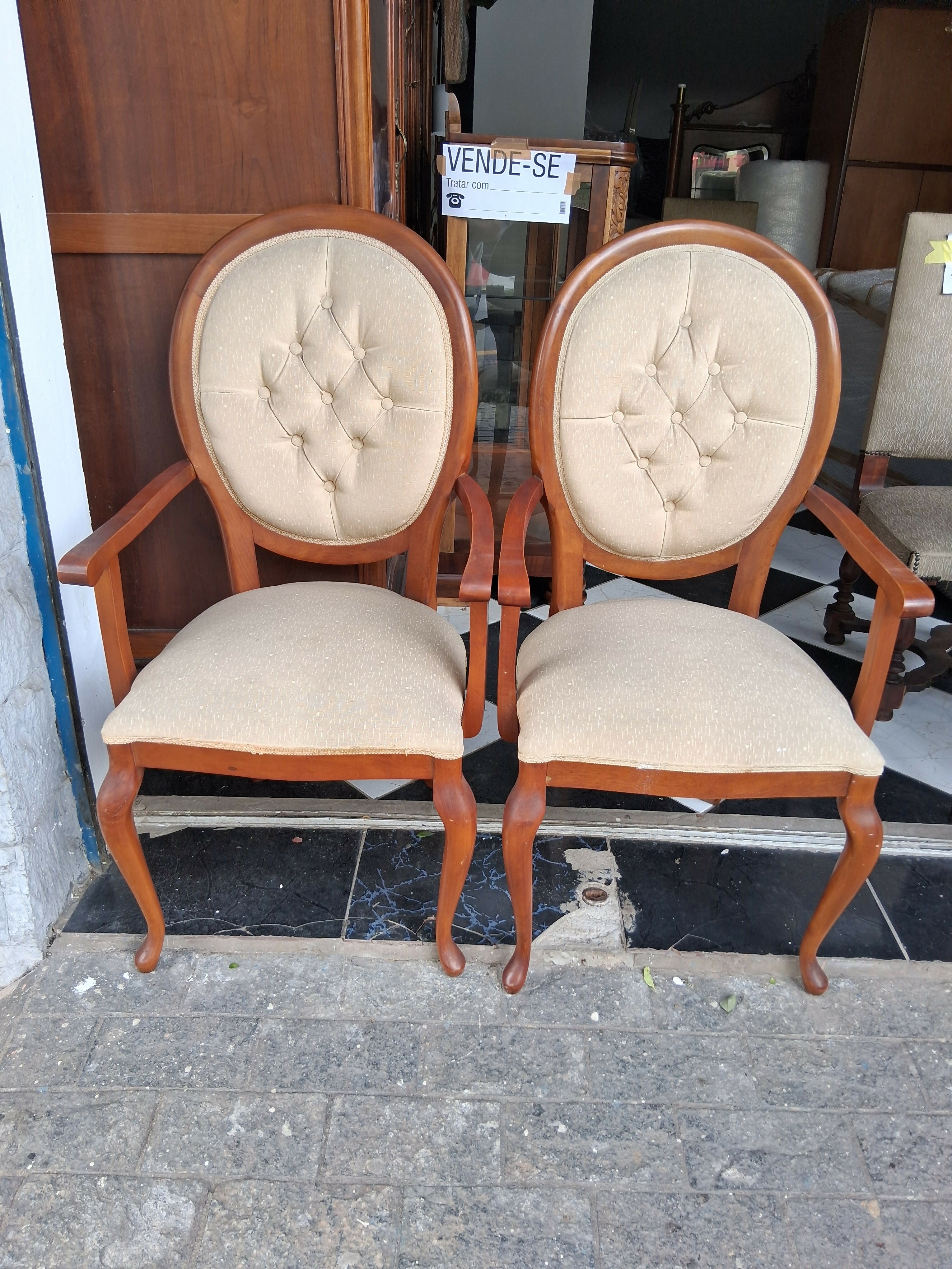 Par de Cadeira Medalhão