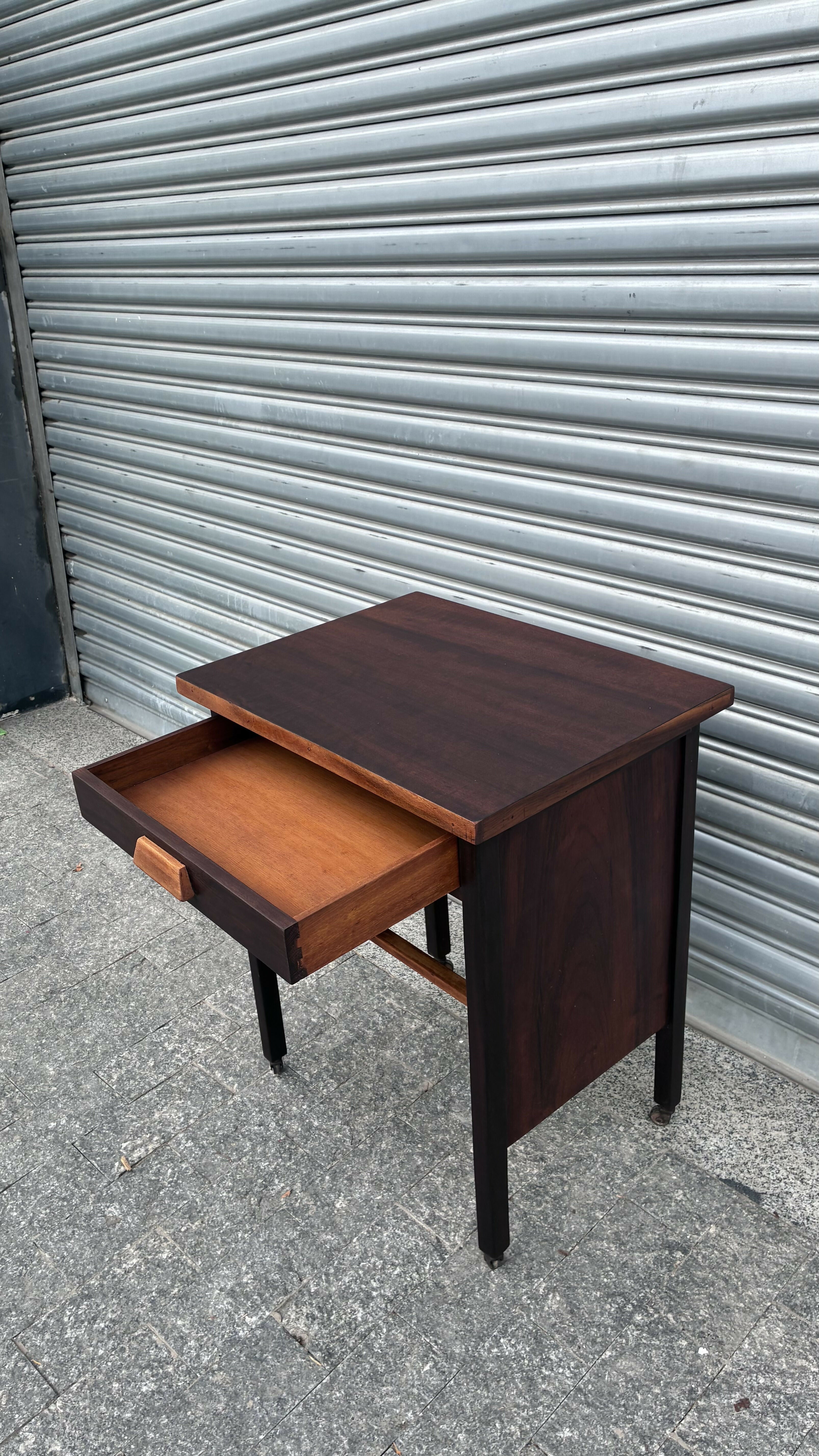 Mesinha de apoio em madeira maciça com gaveta