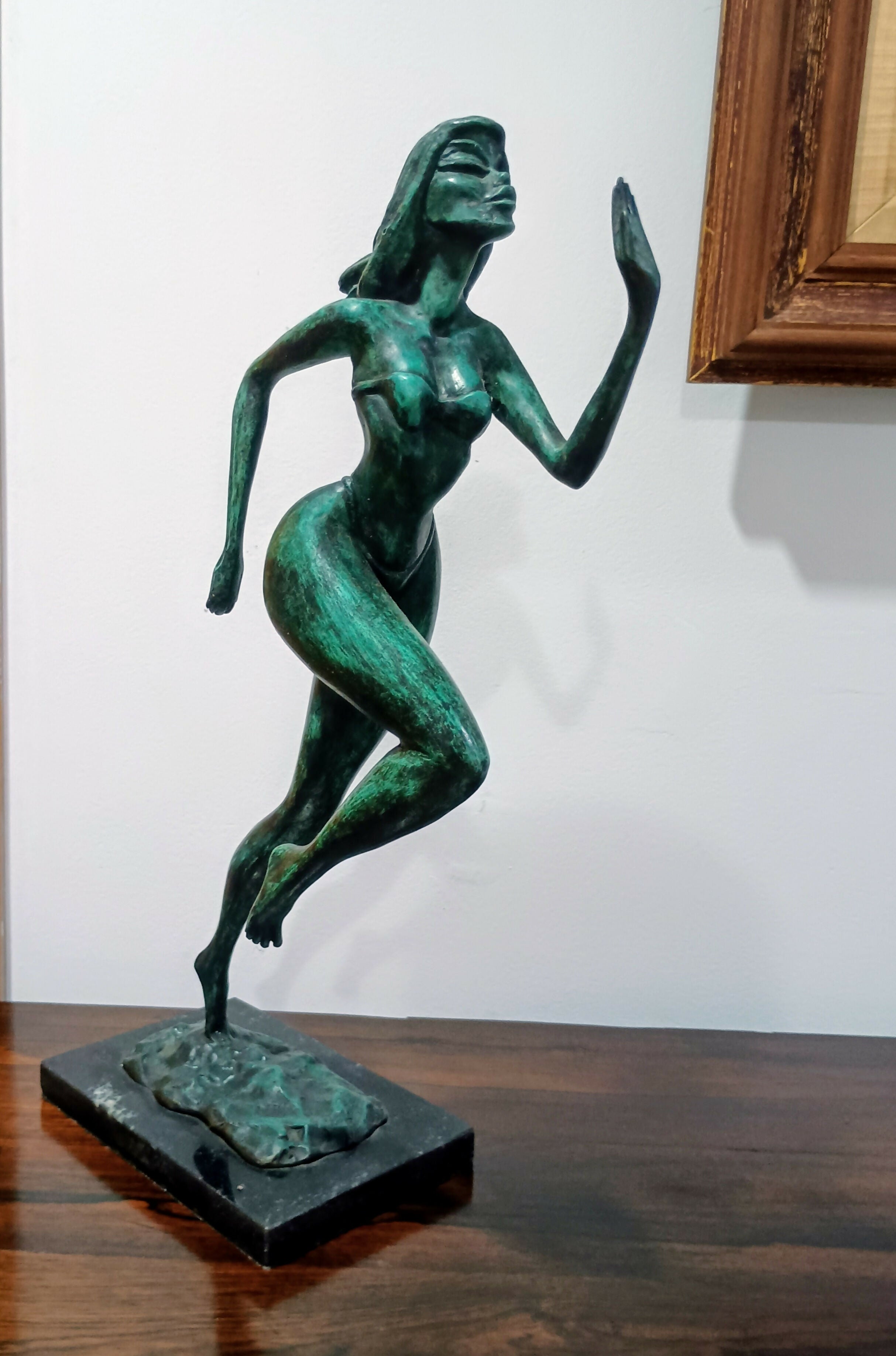 Escultura em bronze assinada e numerada de Mulher correndo - Cartunista Lan