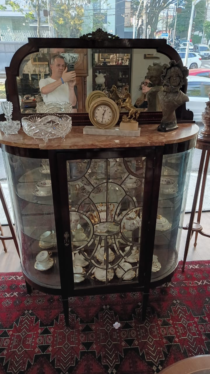 Cristaleira Clássica em Madeira com Espelho e Porta de Vidro Decorativos
