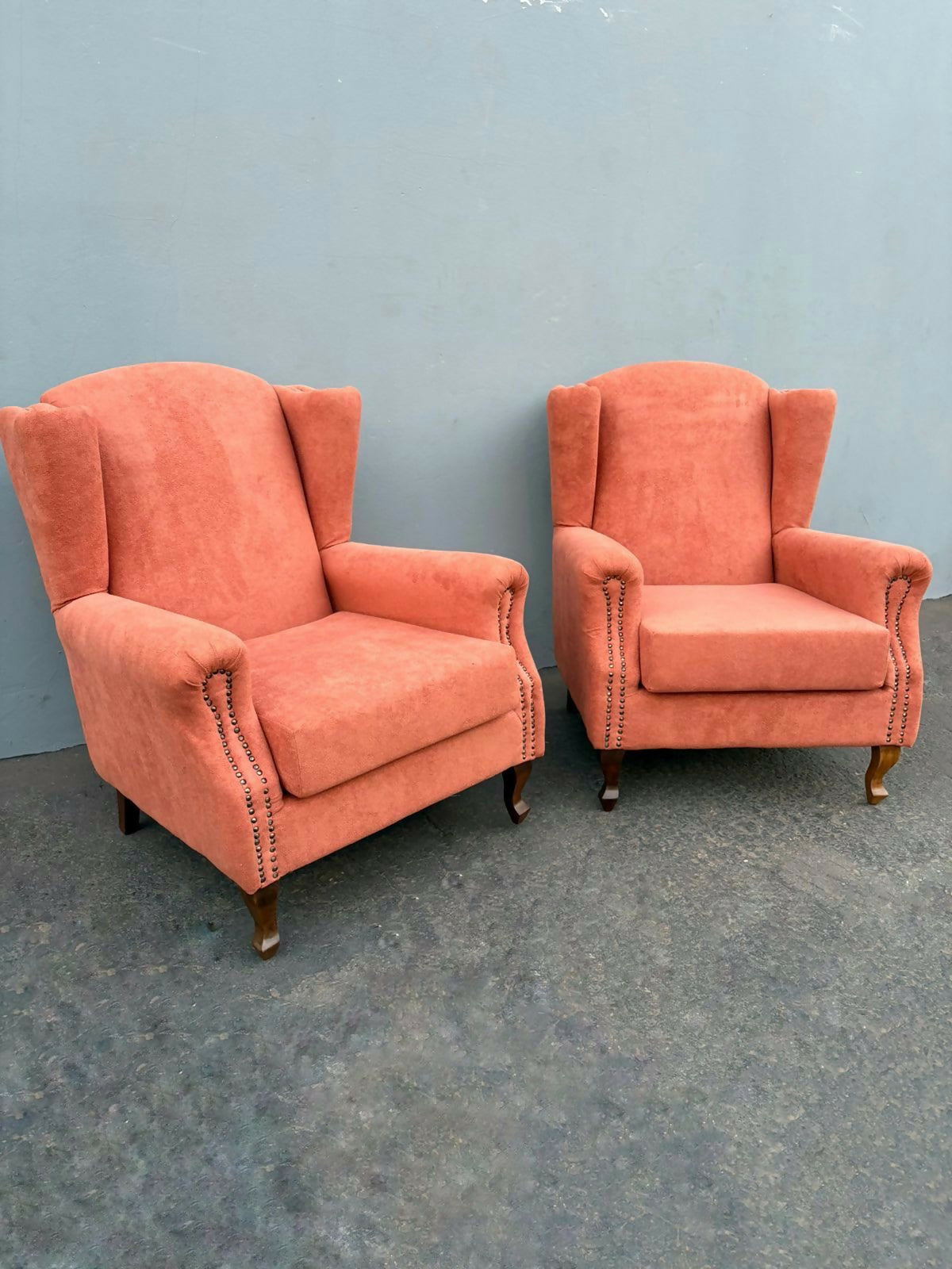 Par de Poltronas Berger – Elegância Clássica com Conforto Renovado