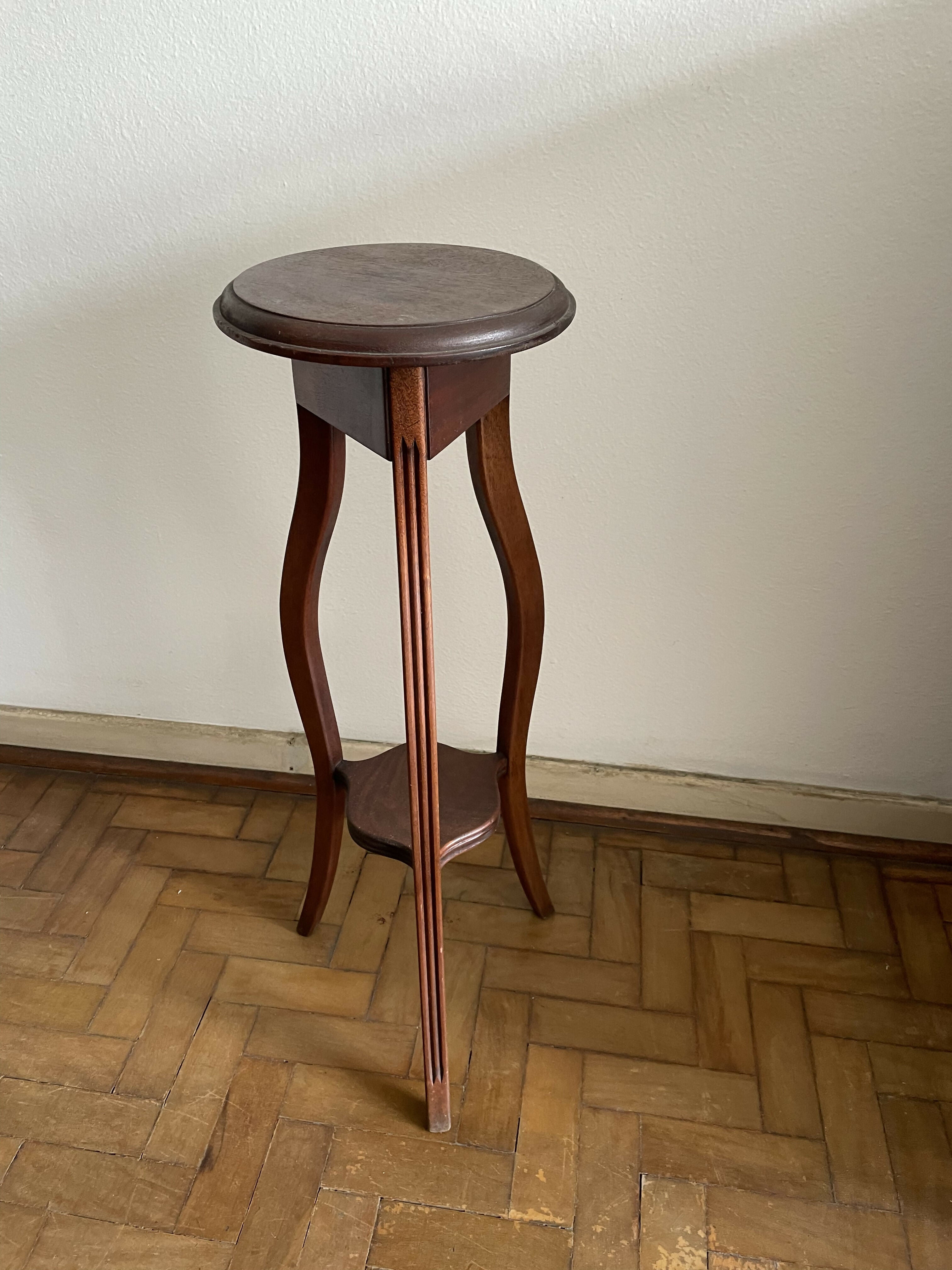 Delicada Mesinha de canto / Floreira em madeira