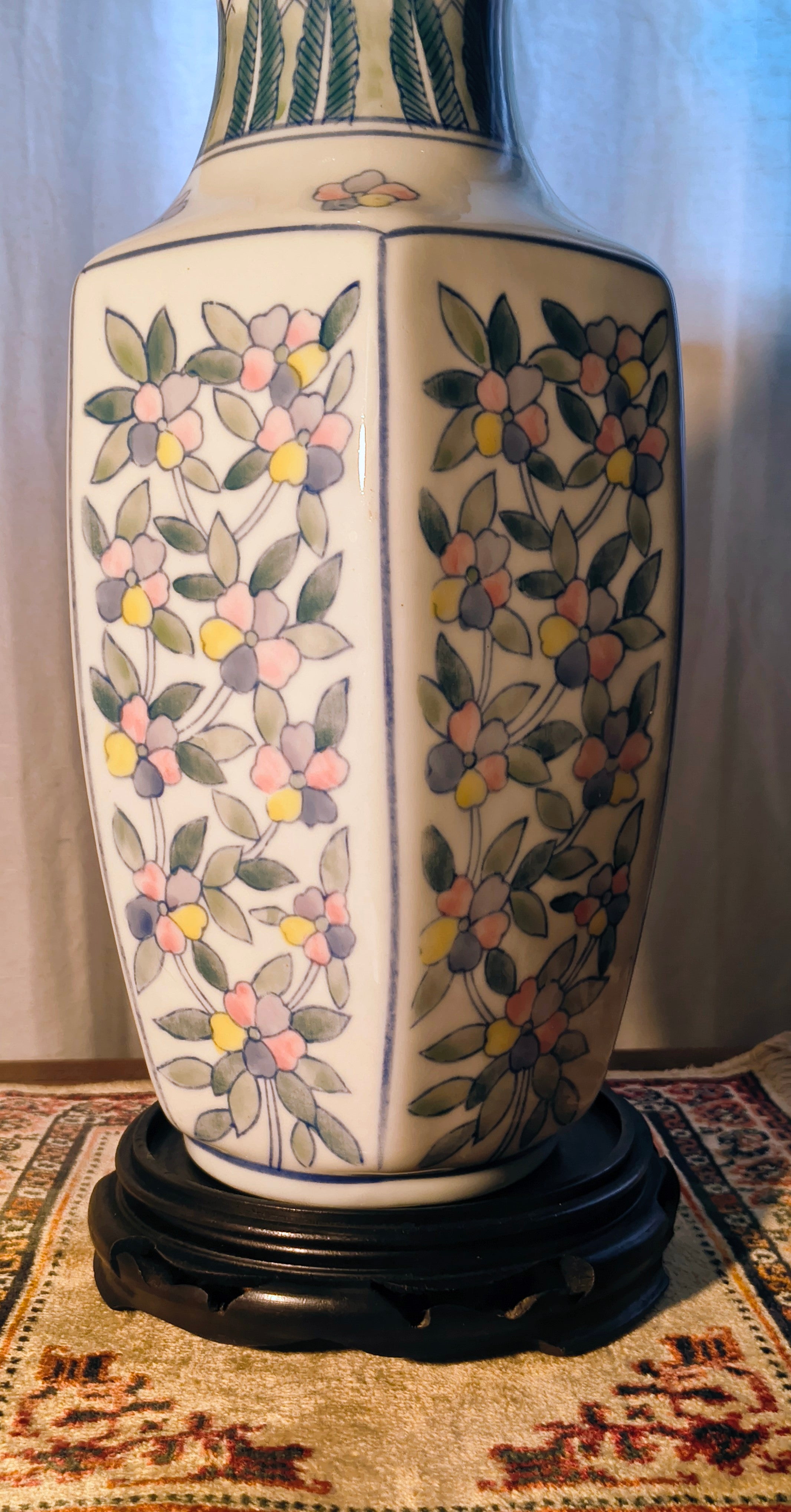 Vaso oriental pintado à mão com delicadas Flores de vidro