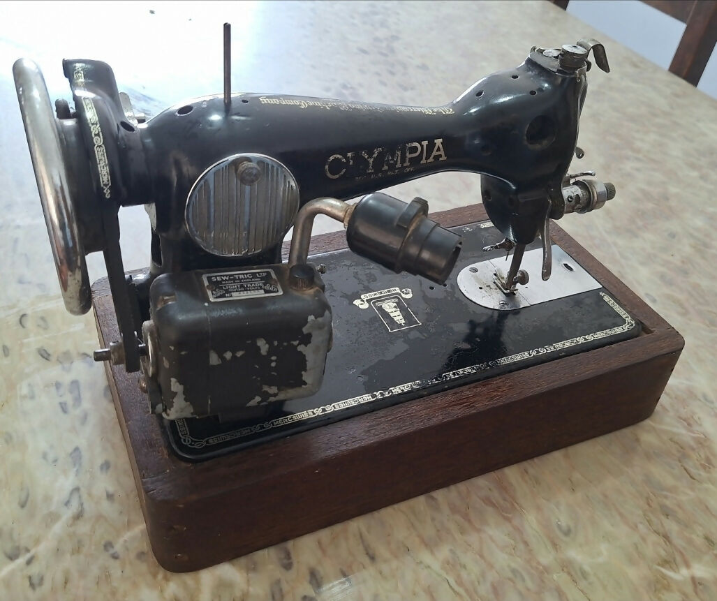Máquina de Costura Antiga Olympia