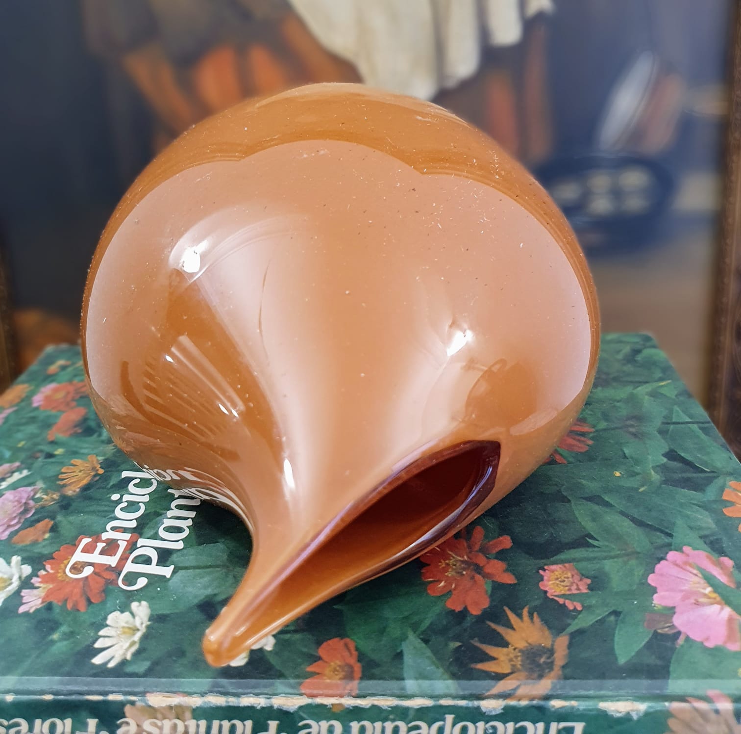 Vaso em vidro artístico  de Murano no formato de gota (parece uma gota de doce de leite).  Lindo,  intacto, diferente.
