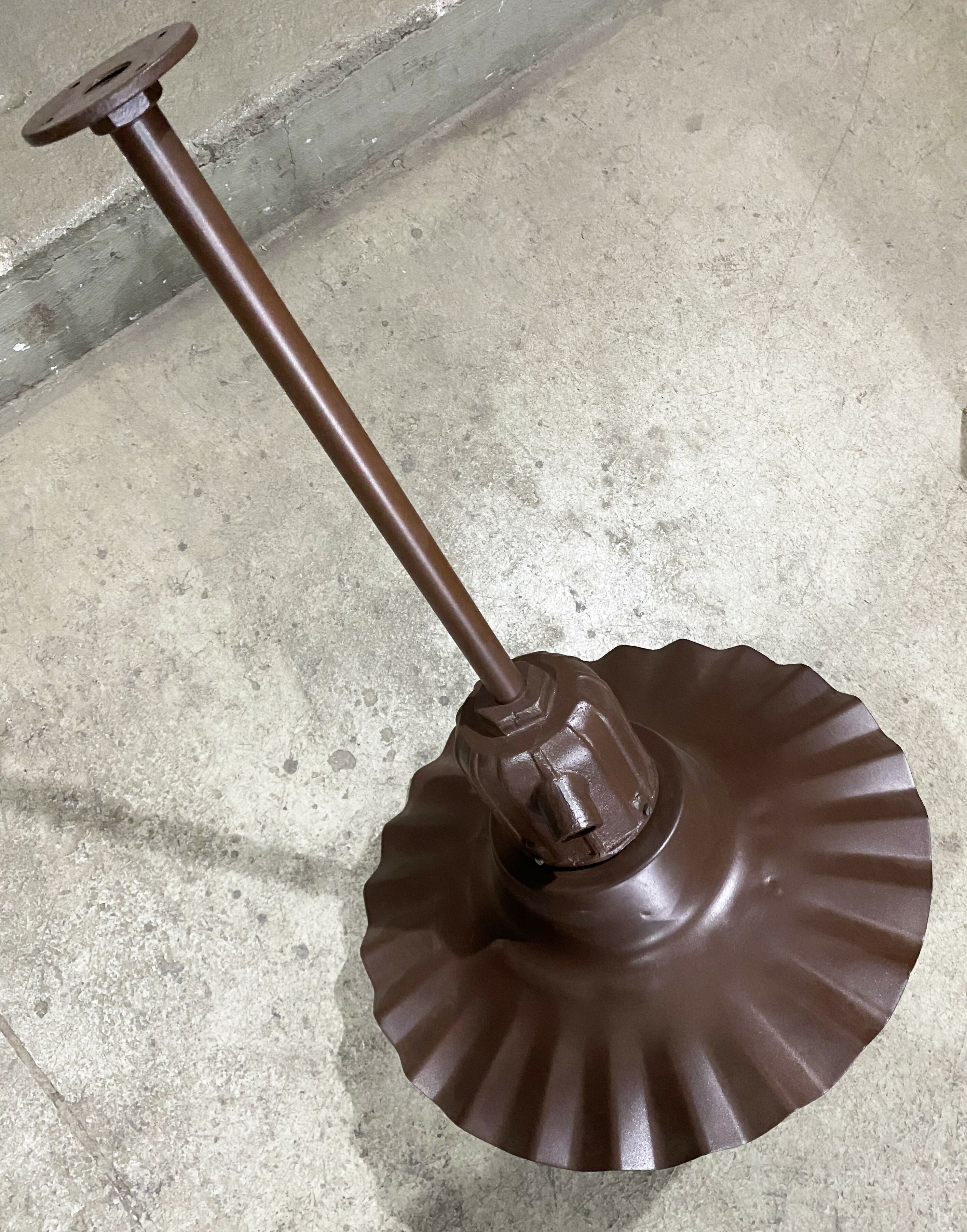 Luminária industrial customizada em marrom