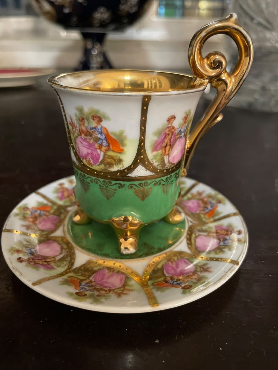 Xícara com pires em porcelana com cena galante e douração Bavária