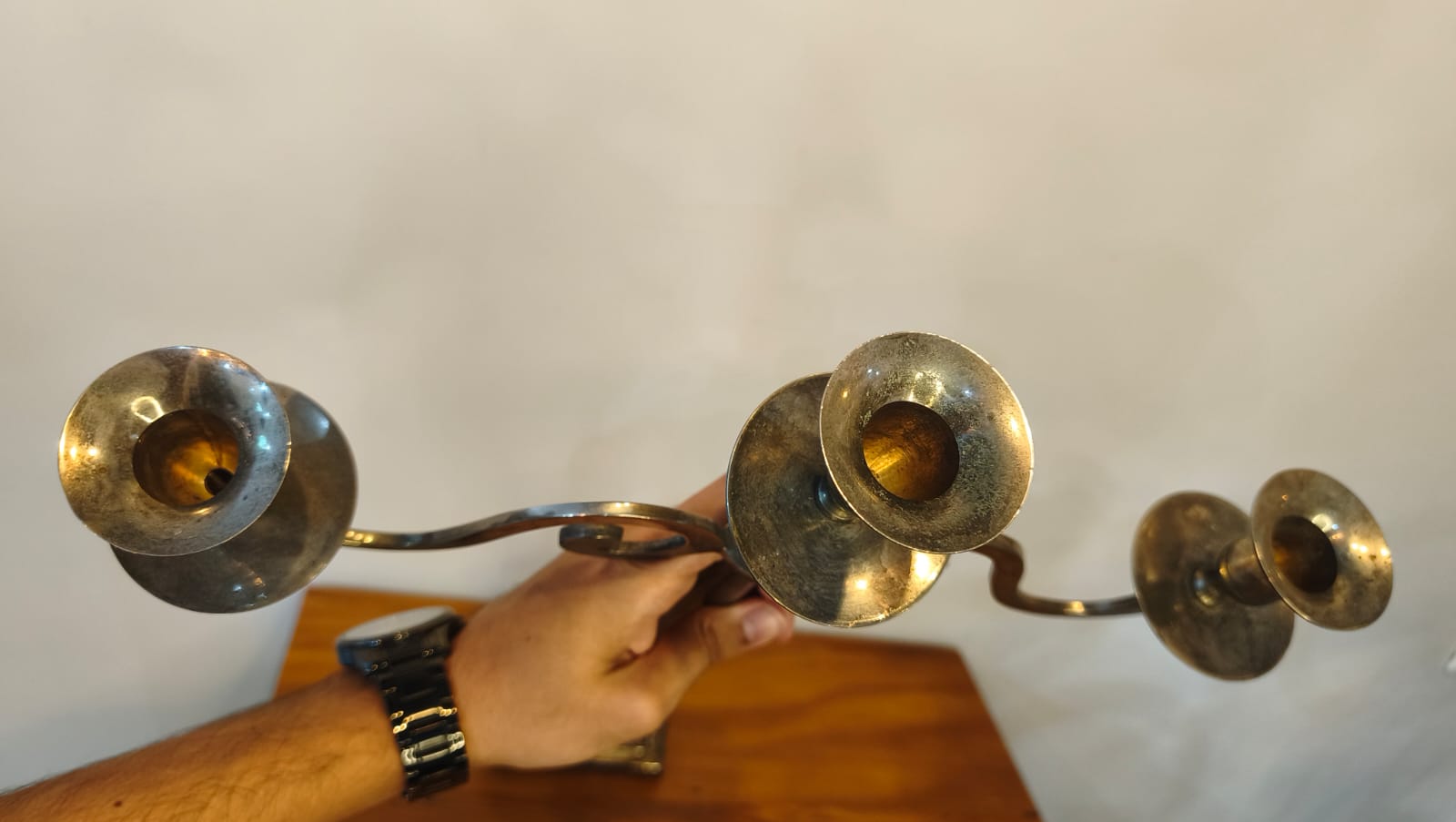 Candelabro de Mesa em Metal Prateado para 3 Velas – 55,5 cm