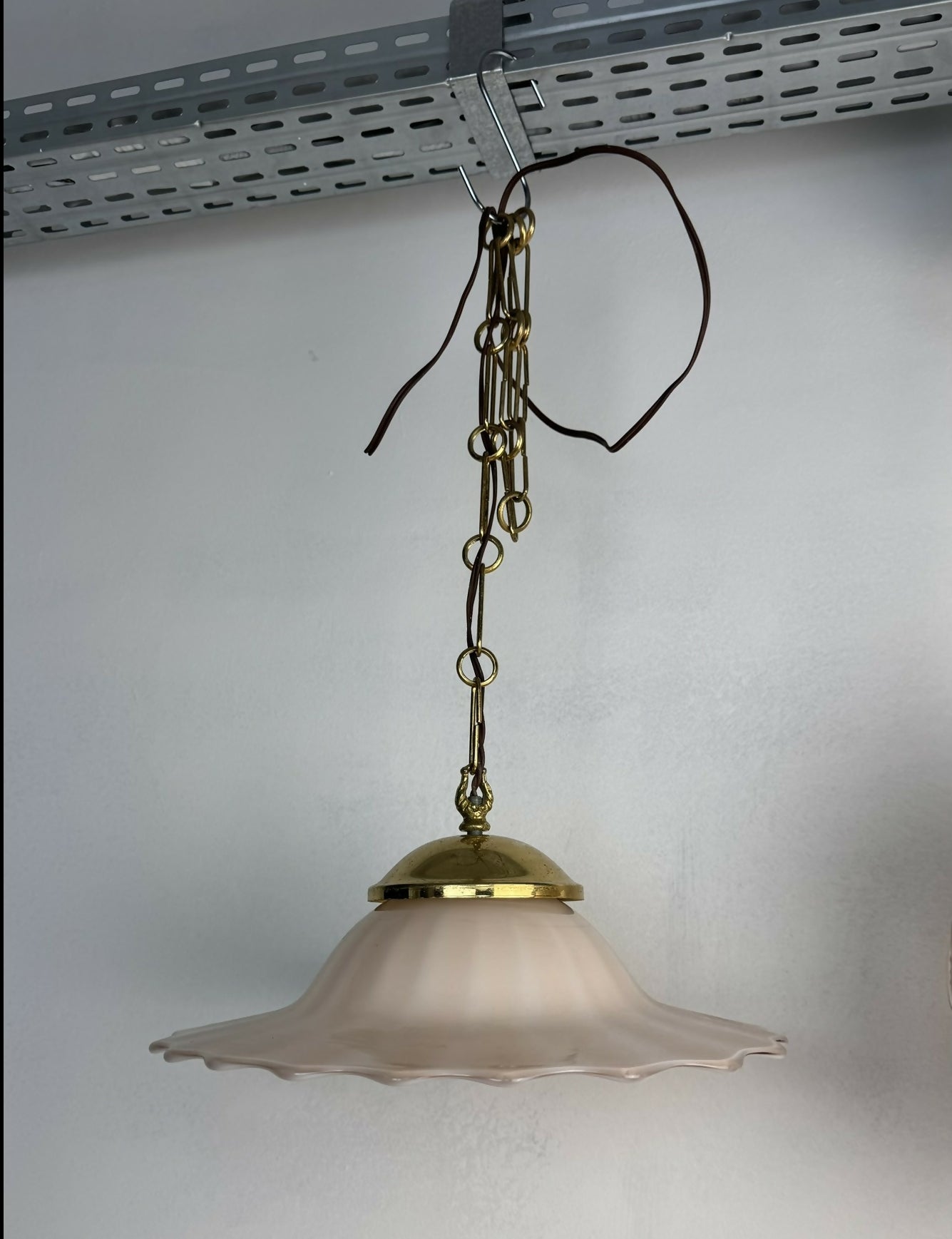 Pendente Teto Vintage | Cúpula Pétala em Vidro Rosé e Estrutura Dourada Clássica