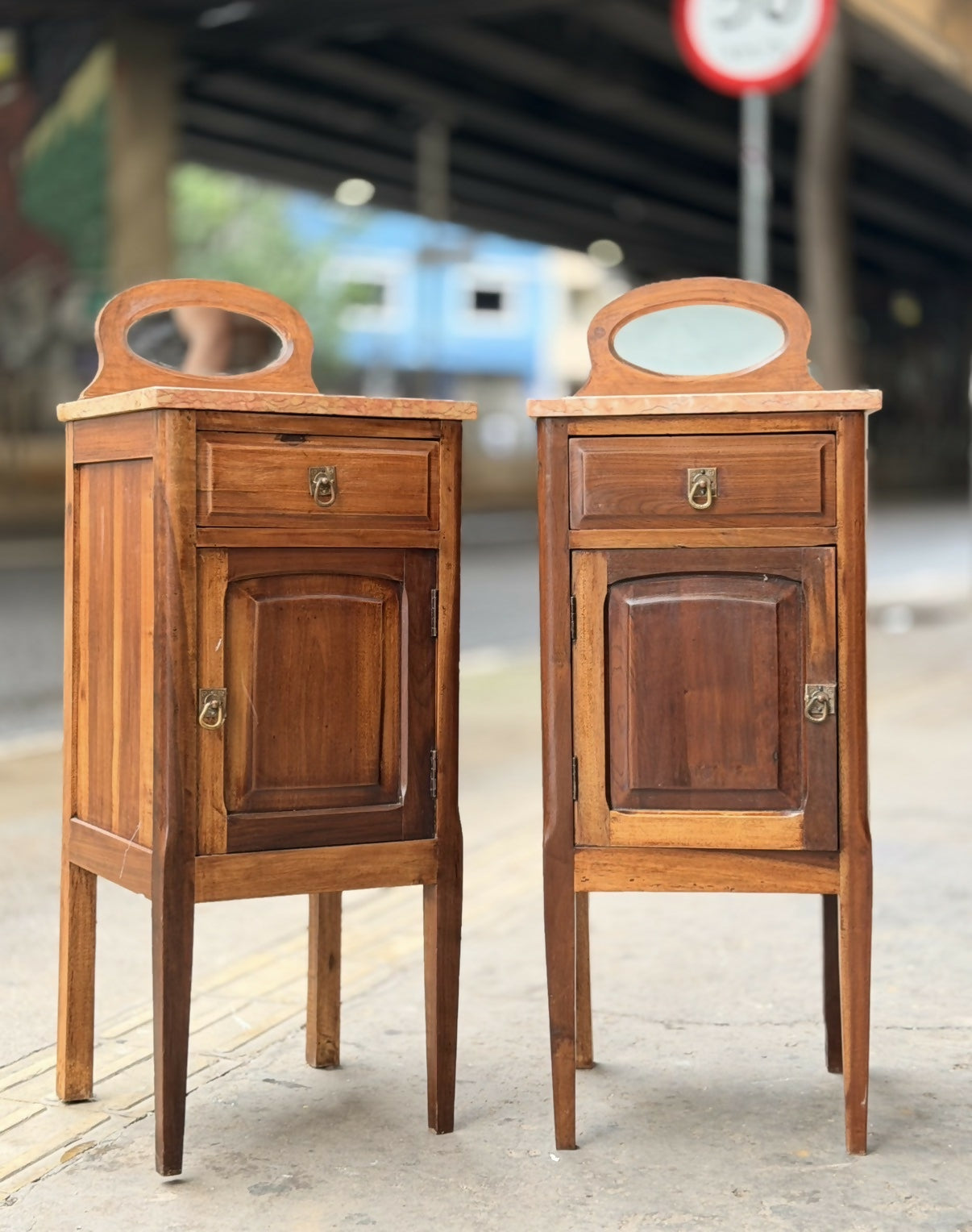 Par de mesinhas de cabeceira