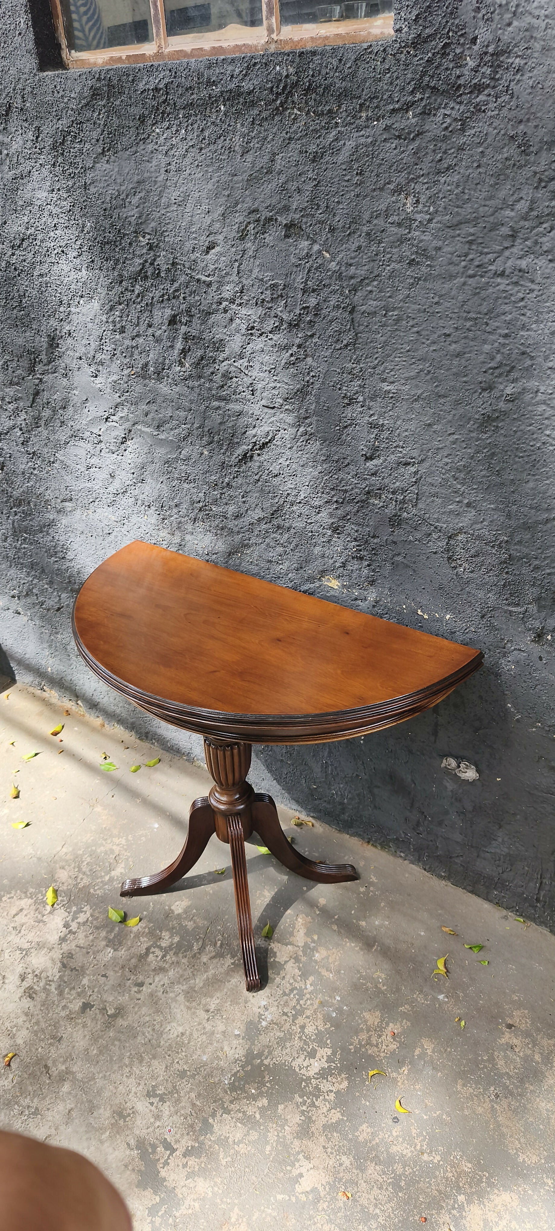 Antigo Aparador que vira mesa de jantar redonda em Imbuia