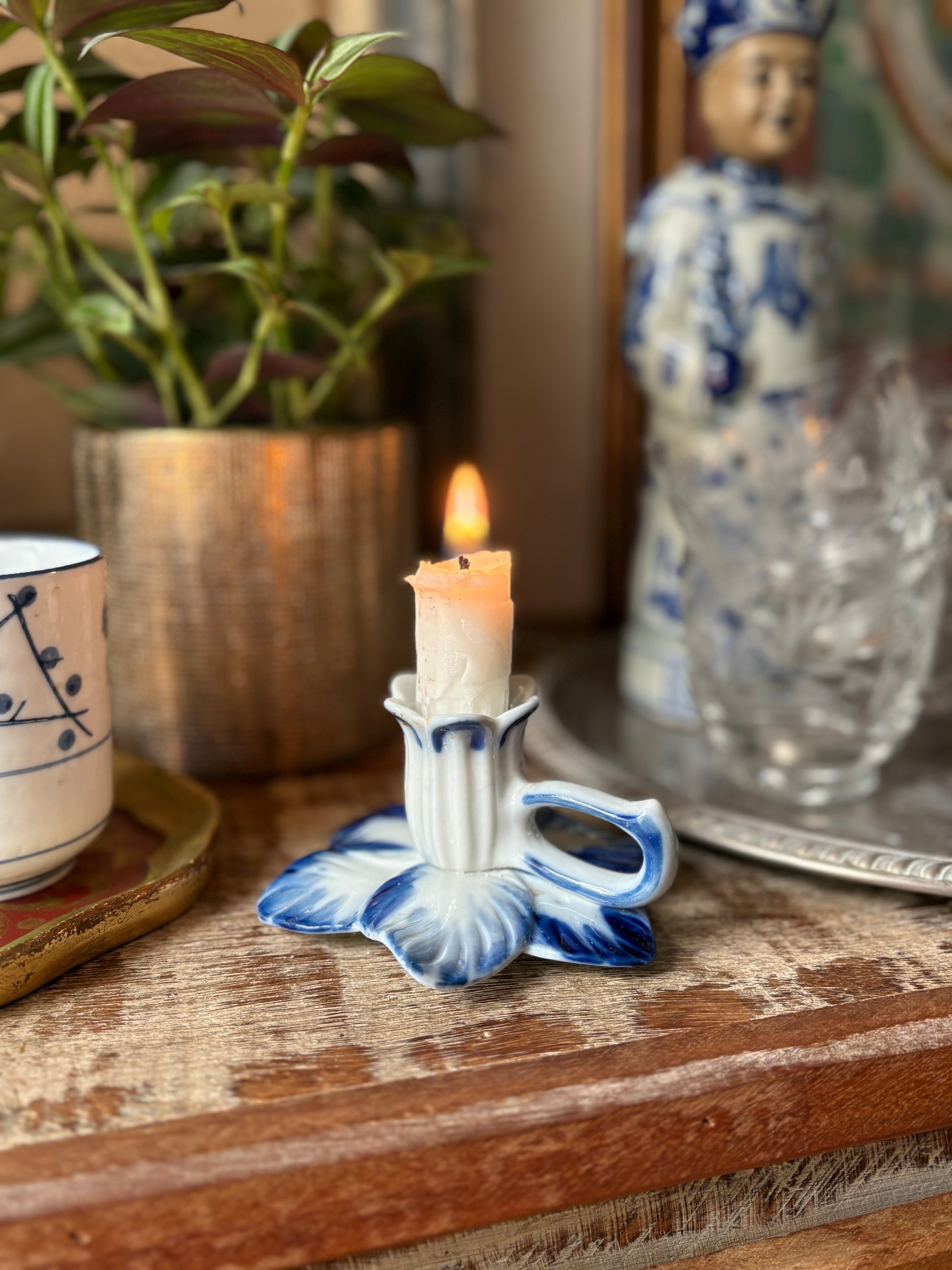 Pequeno castiçal palmatória em porcelana em forma de flor 
