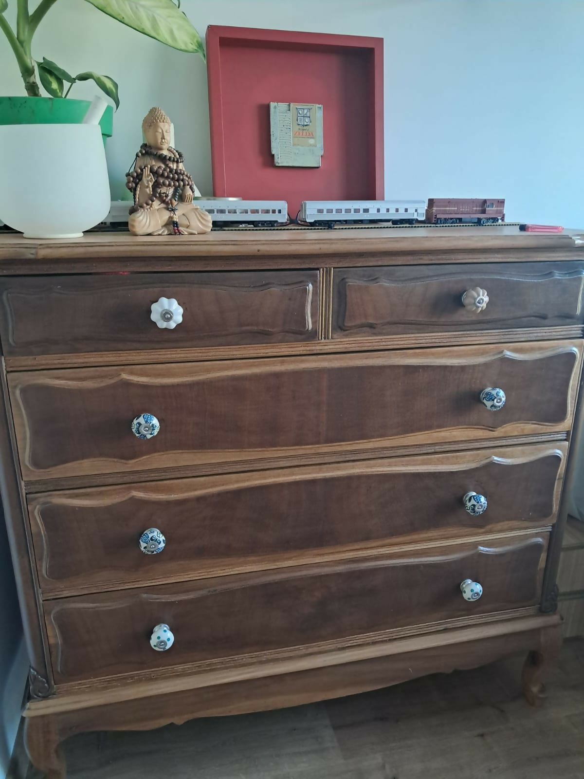 Cômoda Antiga Estilo Provençal - Madeira Nobre com puxadores de cerâmica