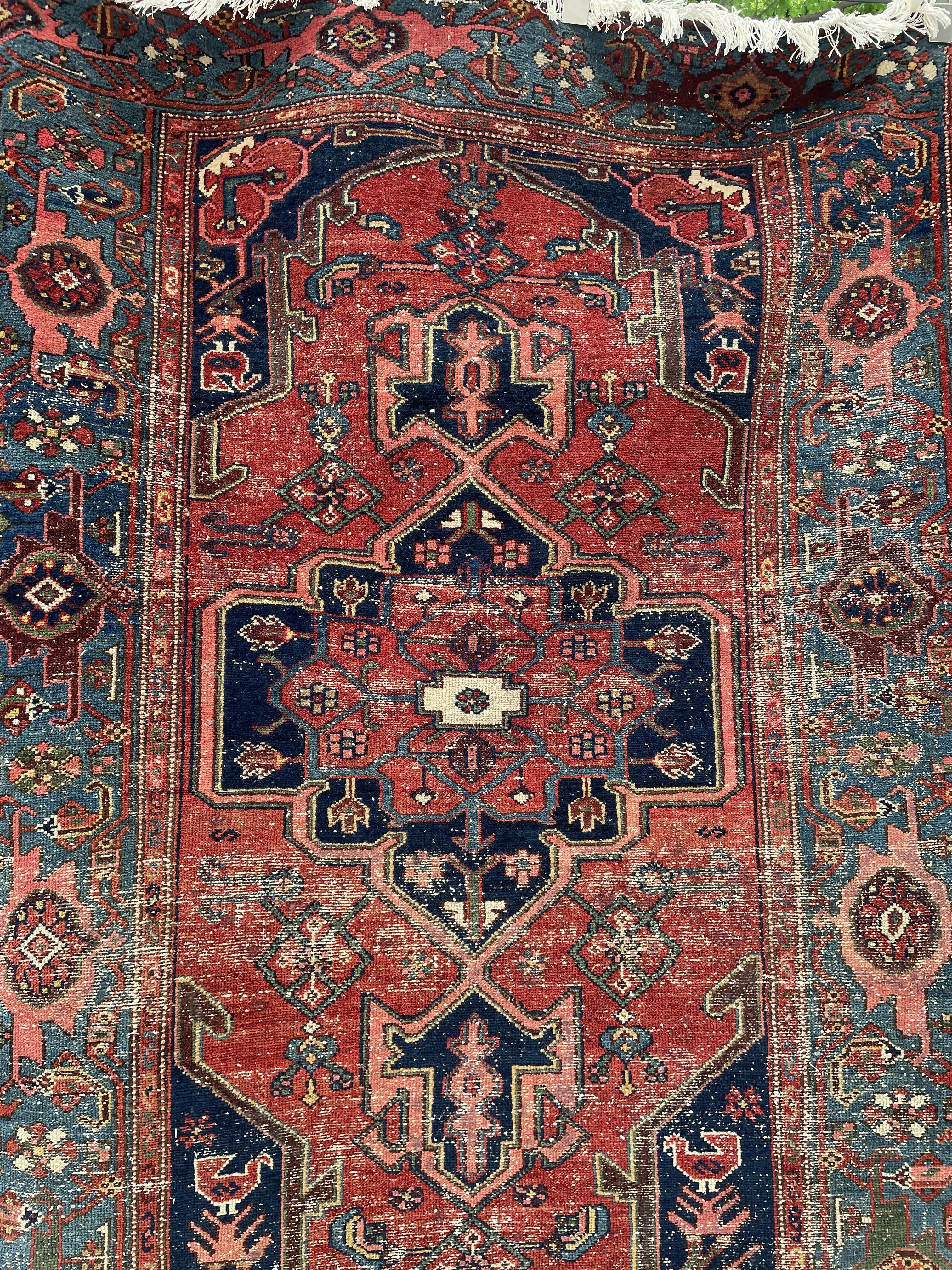 Tapete Hamadan em tons de vermelho e azul (1,90m x 1,25m)