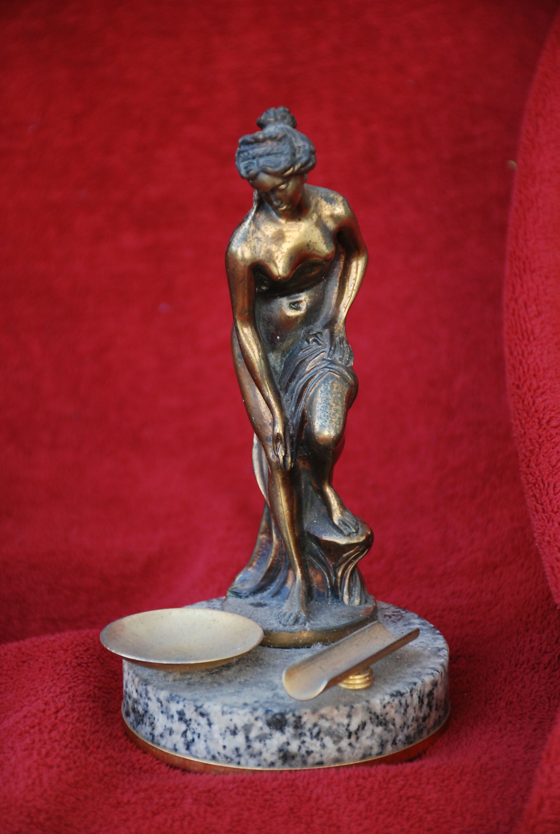 estatueta bronze e base granito anos 50 - 18 x 10 .