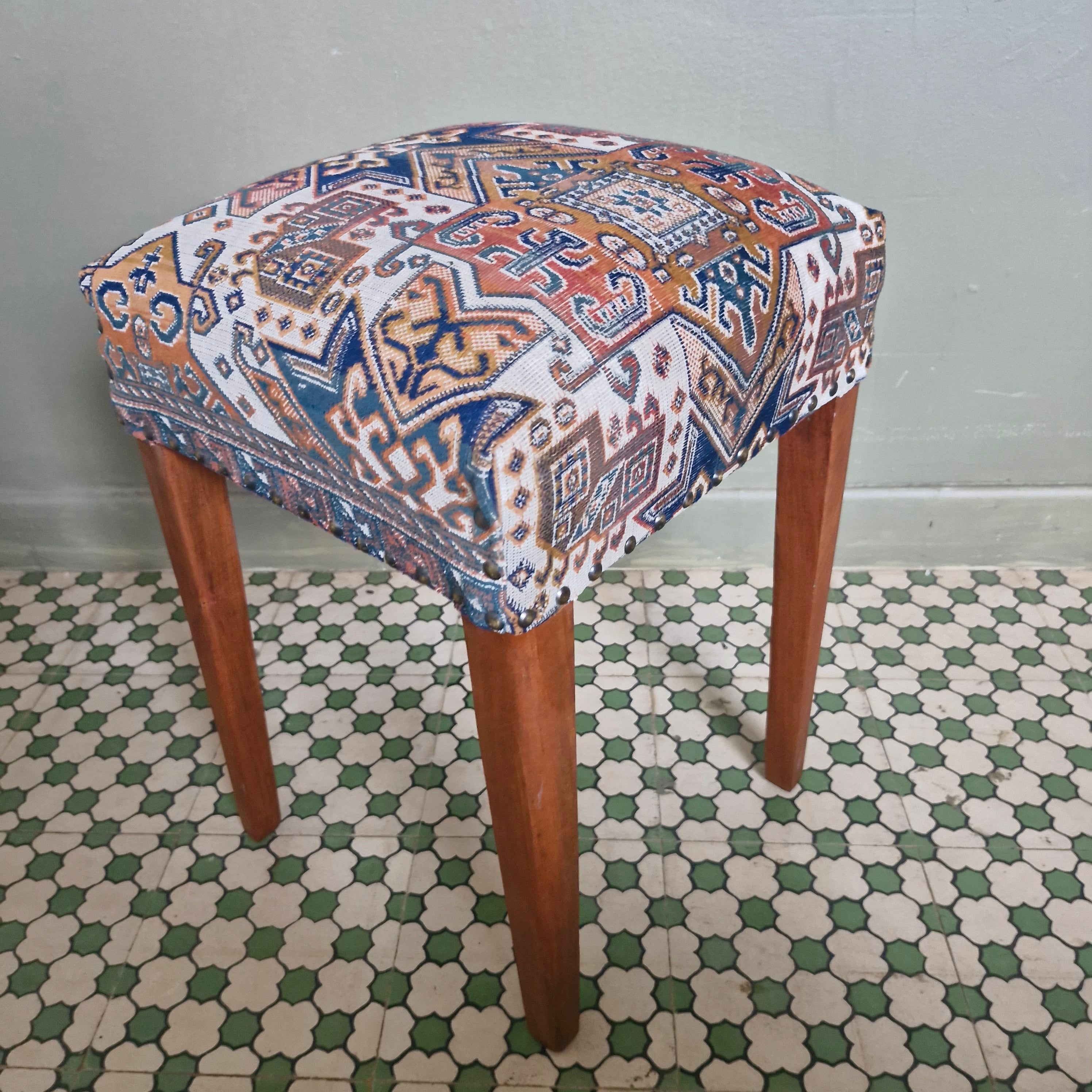 Banqueta estofada com Tapete Belga - restaurada 