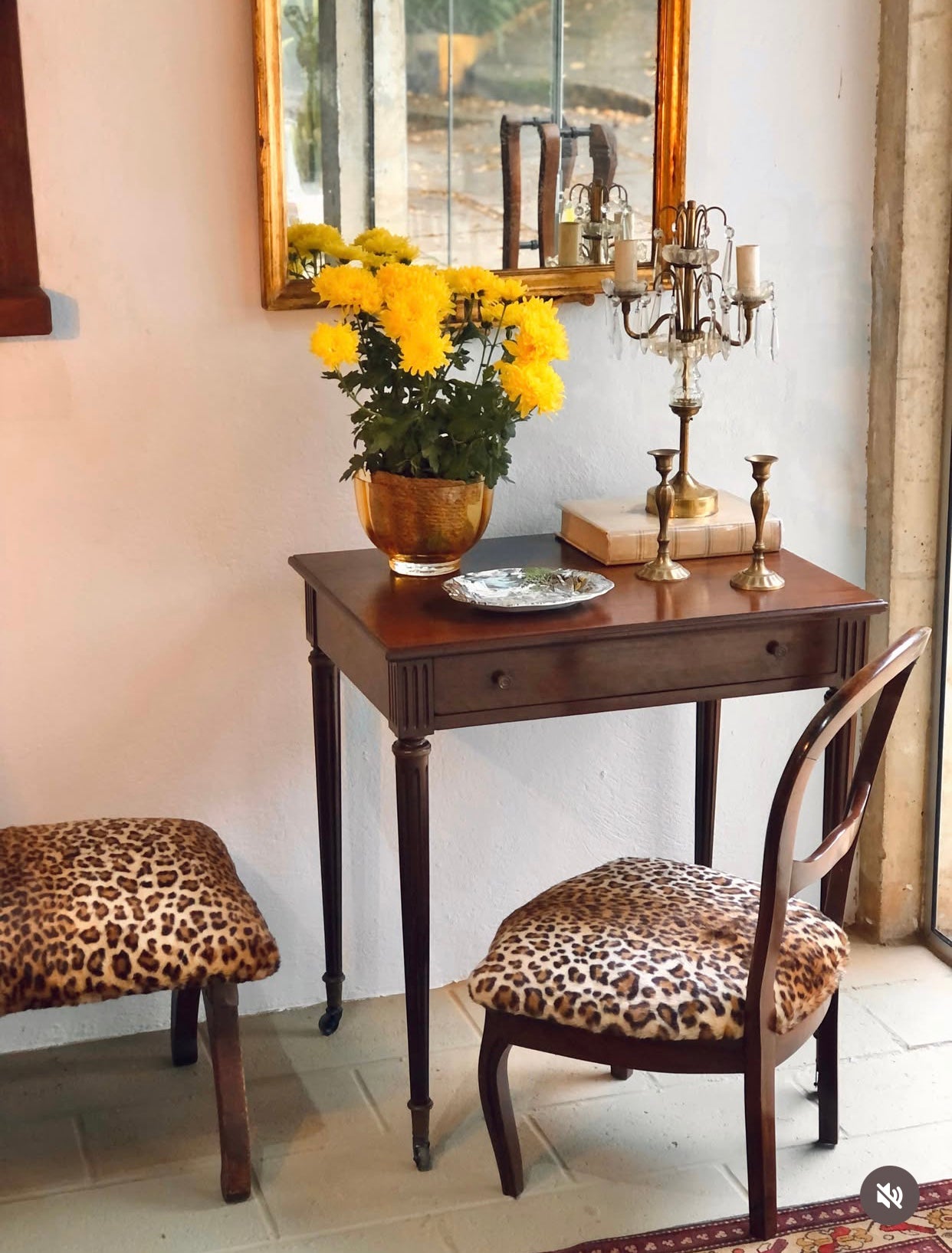 Banqueta de madeira com estofado de animal print (onça)