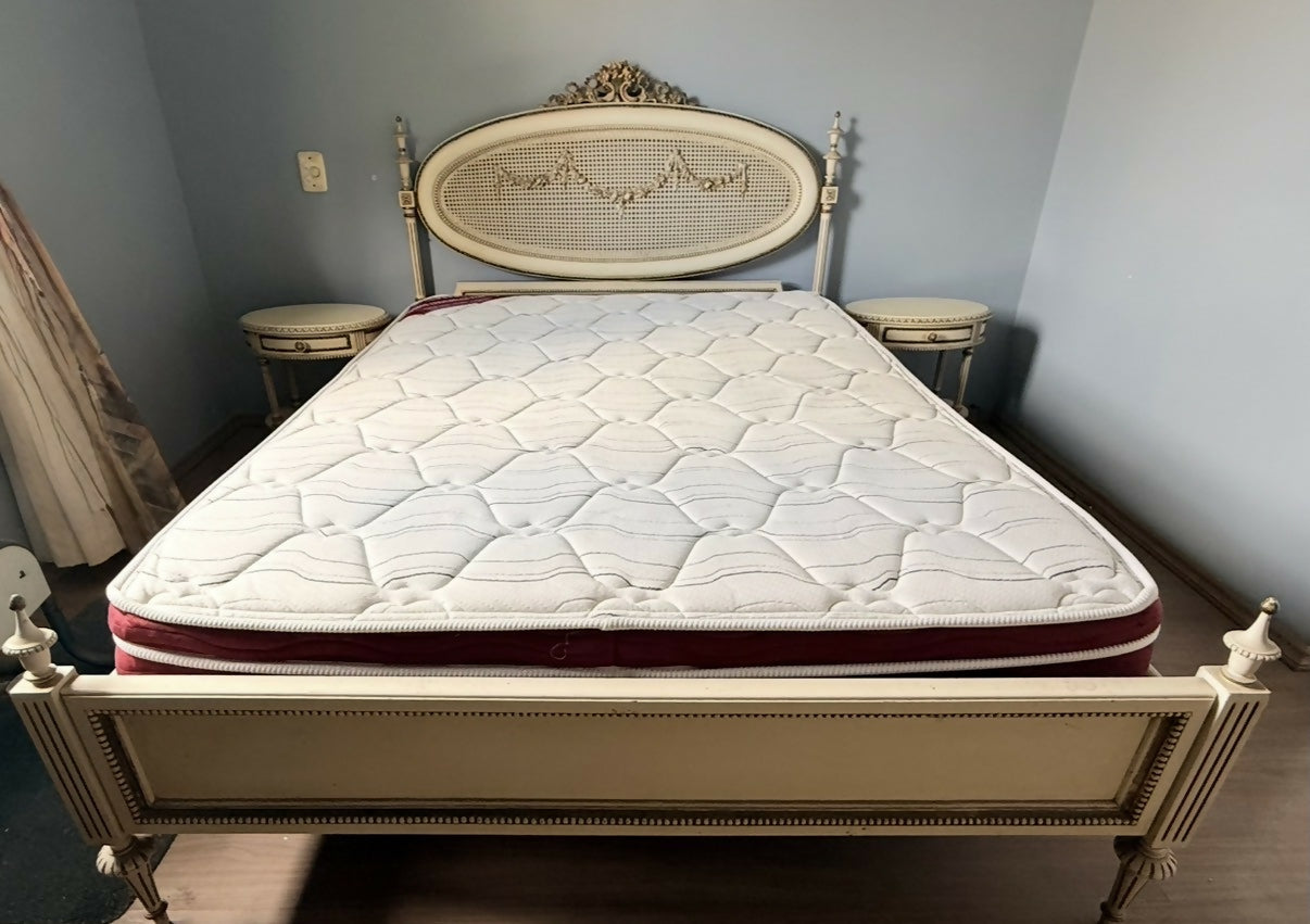 Belíssima cama de casal com duas mesas de cabeceira