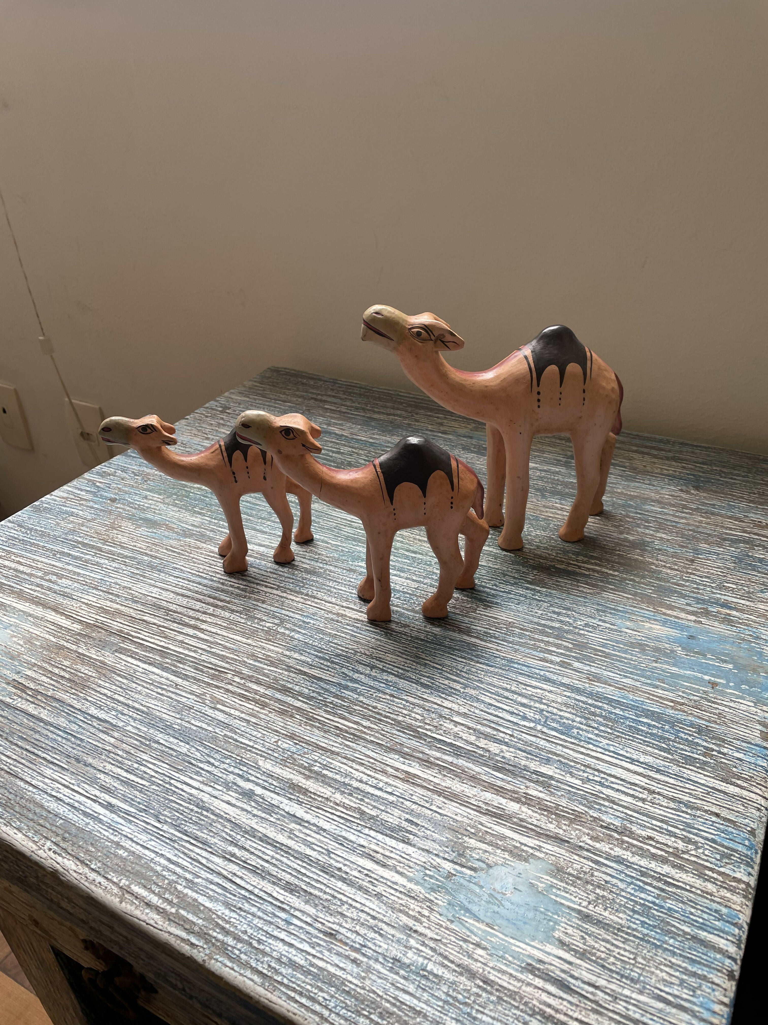 Trio de Estatuetas de camelo em madeira