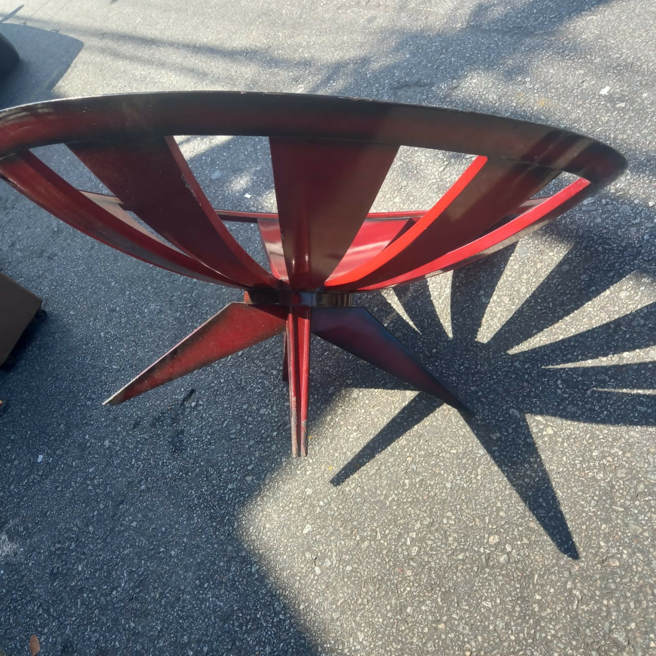 Mesa de centro redonda em madeira e tampo de vidro