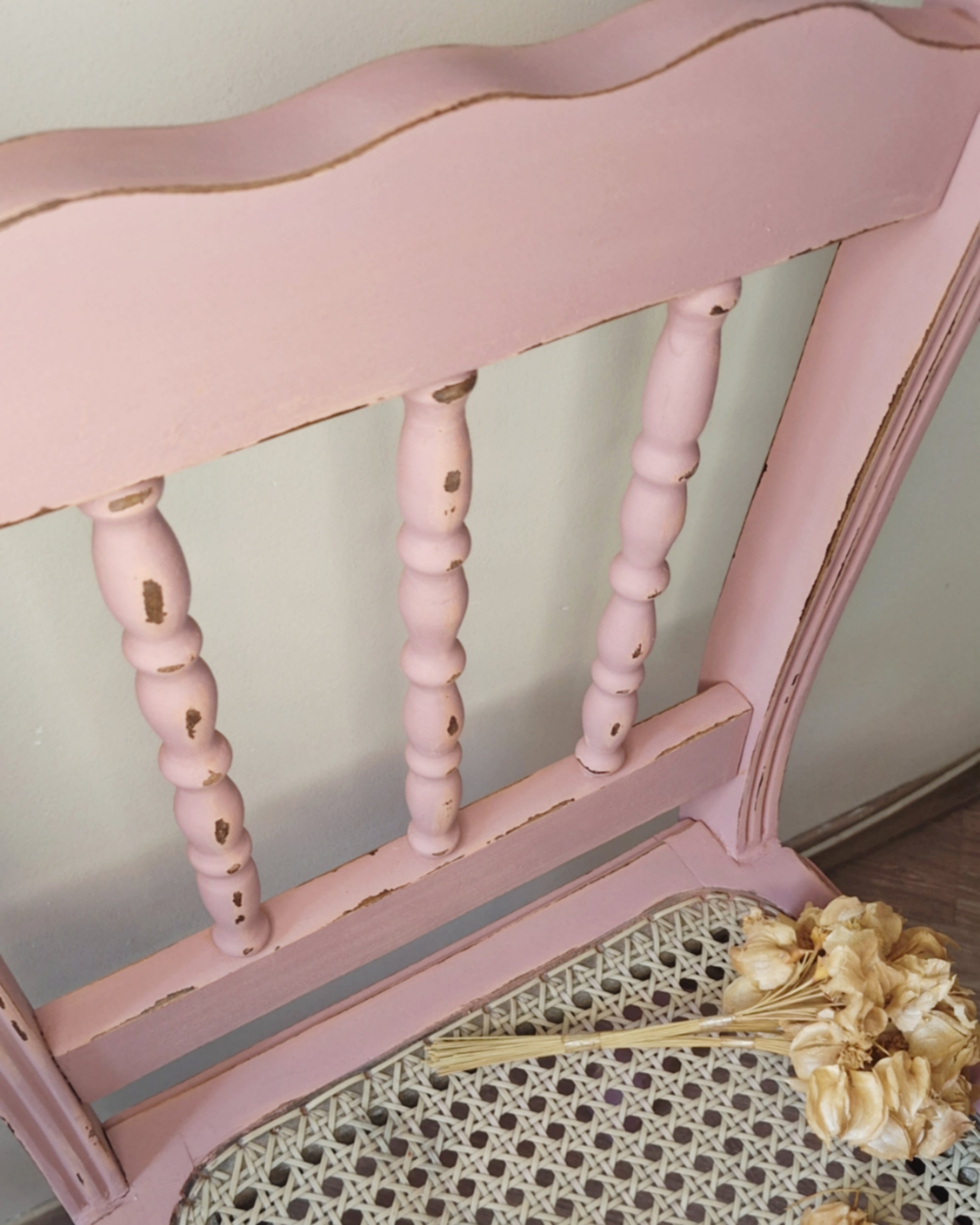 Cadeira palhinha pintada em cor pastel rosada 