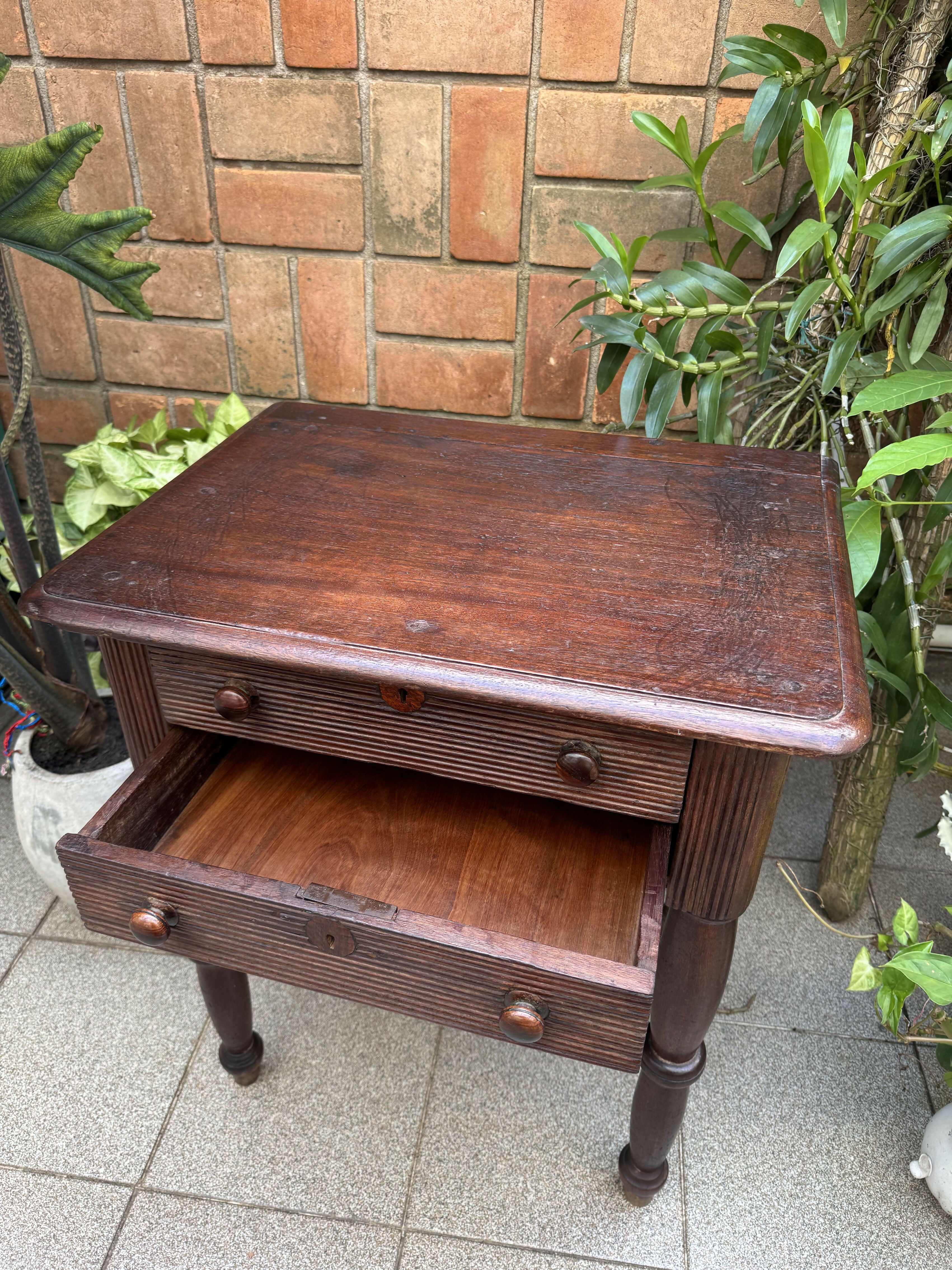 Madeira Nobre Maciça - Linda Mesa Auxiliar Rústica Muito Antiga