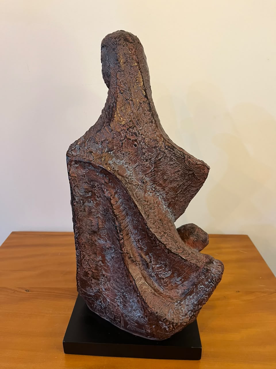 Escultura figurativa abstrata – 40 cm