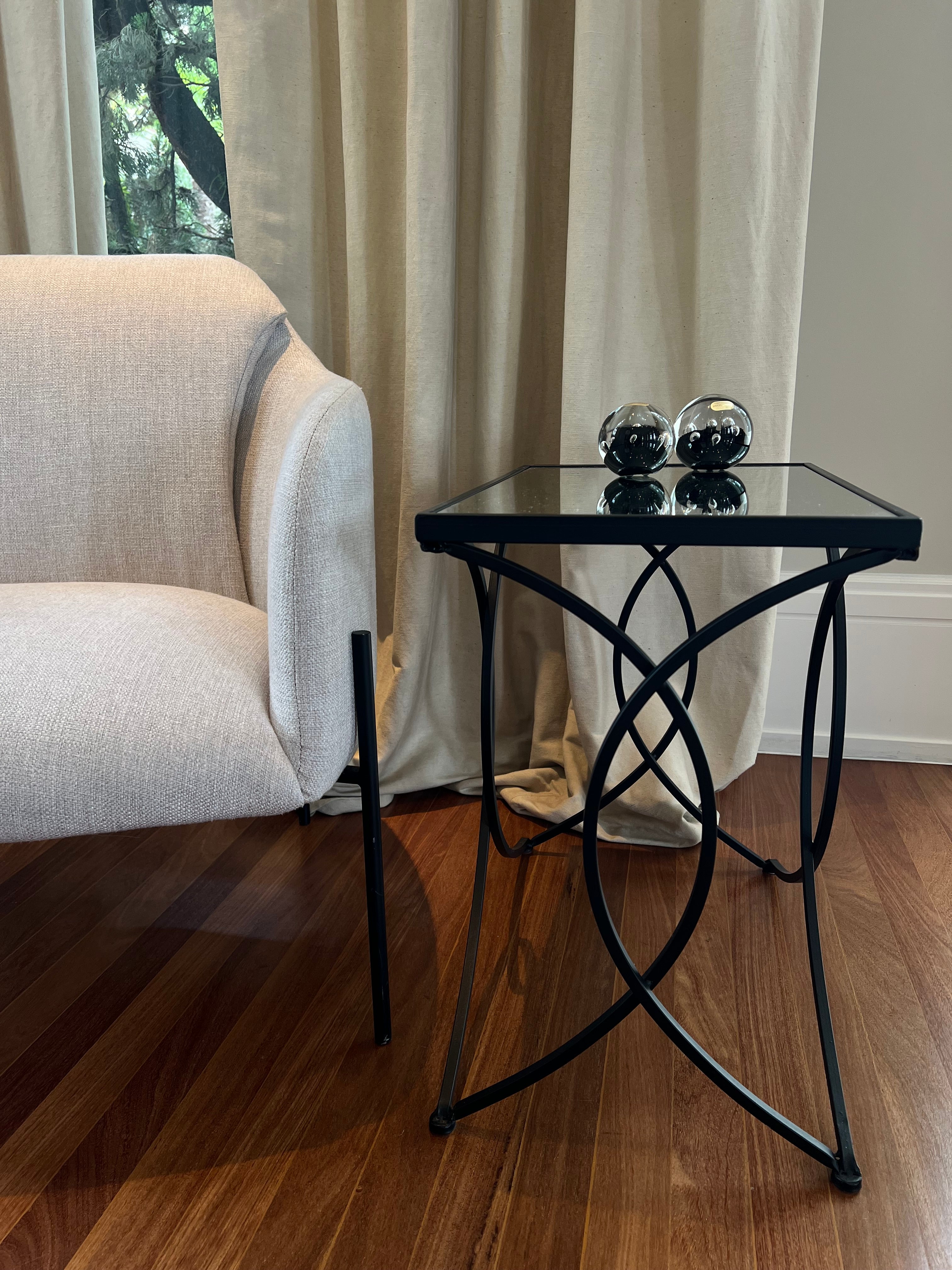 Mesa Lateral em Ferro preto fosco com tampo de espelho 