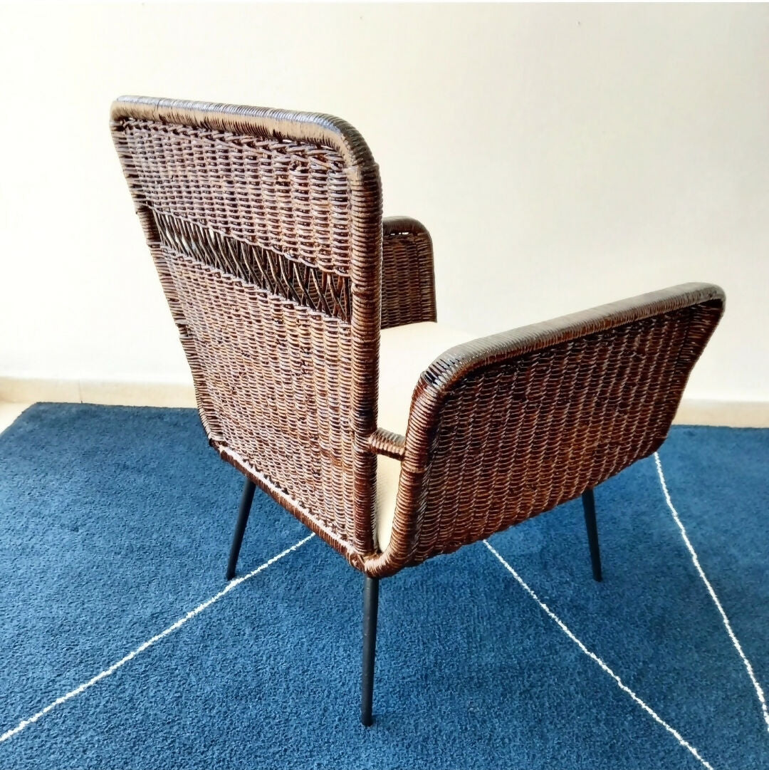 Poltrona anos 60 em ferro e junco