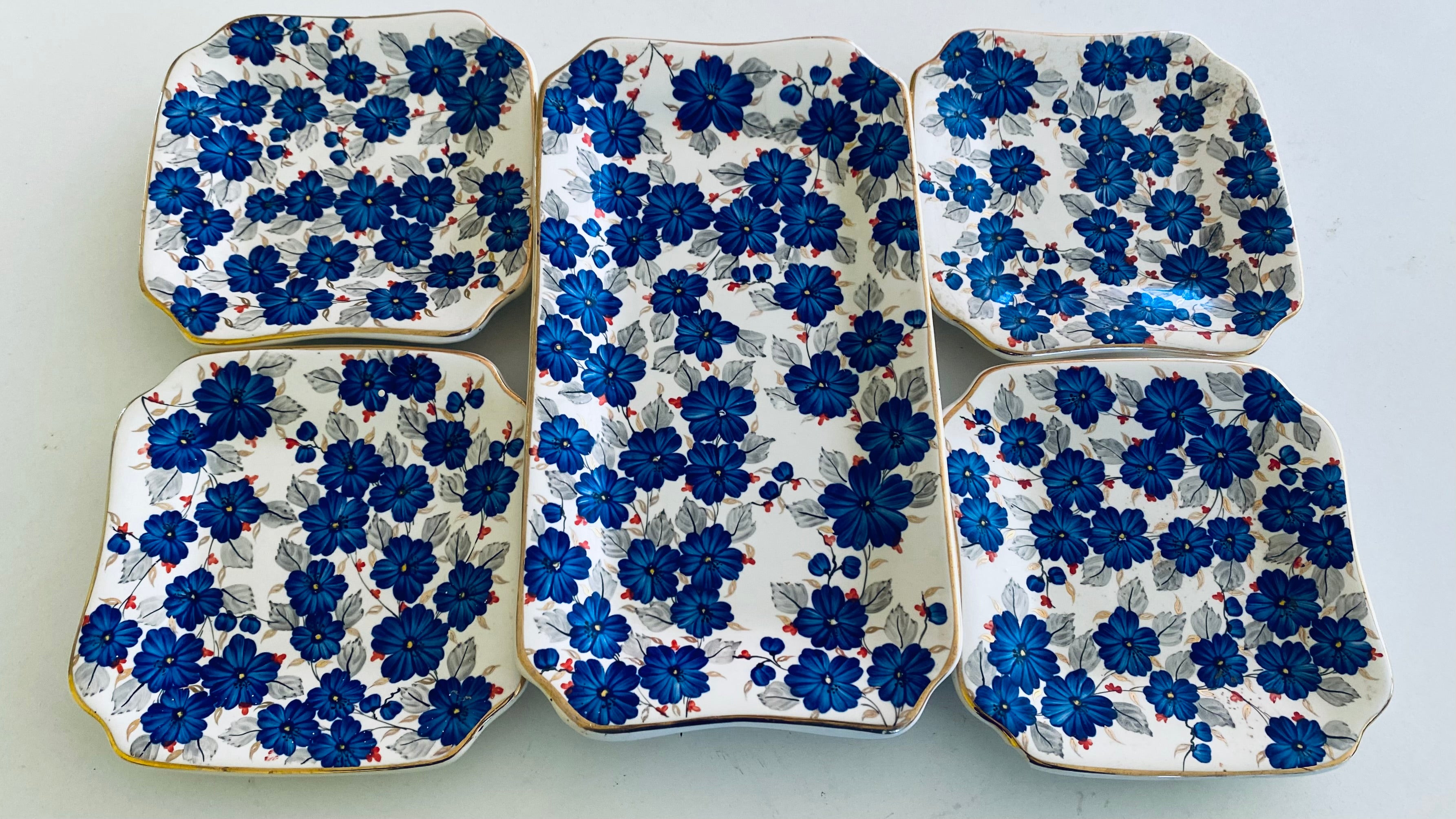 Boleira retangular de Louça Antiga com pratinhos - fundo branco com flores azuis