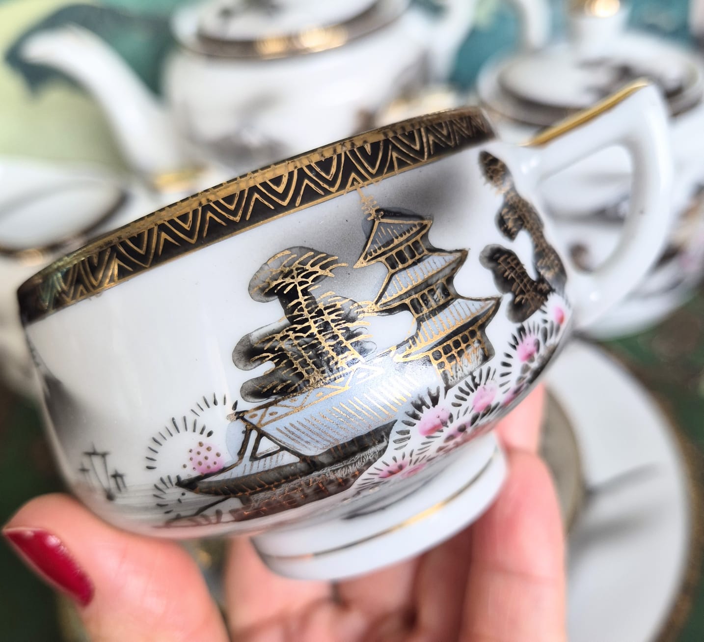 Jogo para chá em porcelana vintage japonesa Kutani, da década de 40, maravilhoso, em perfeito estado. As xícaras tem a gueixa no fundo. 15 peças.