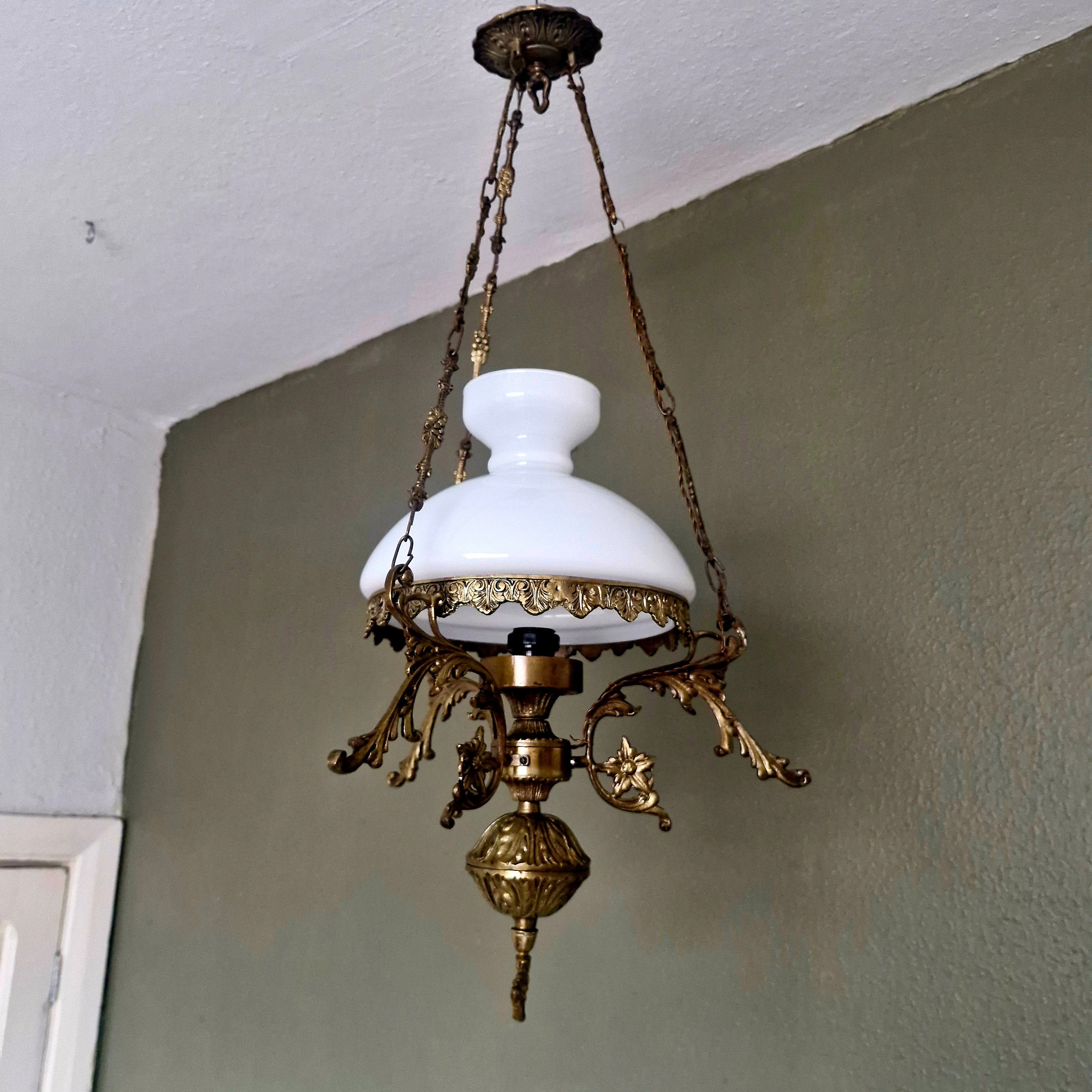 Lustre Luminária Pendente Estilo Lampião em bronze e cúpula em vidro fosco branco 