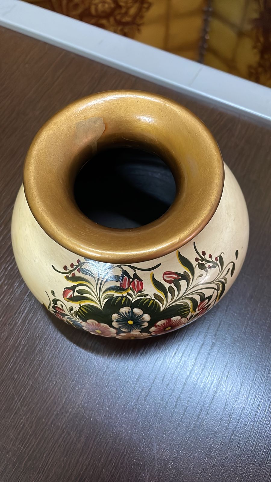 Vasinho de cerâmica pintado à mão com motivos florais