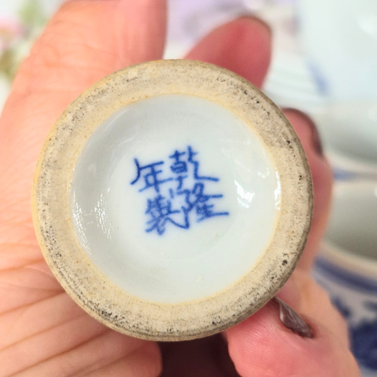 Conjunto para saquê ou vinho em porcelana chinesa Jingdezhen, anos 50, com tradicional decoração azul e branca do dragão Imperial. 9 peças.