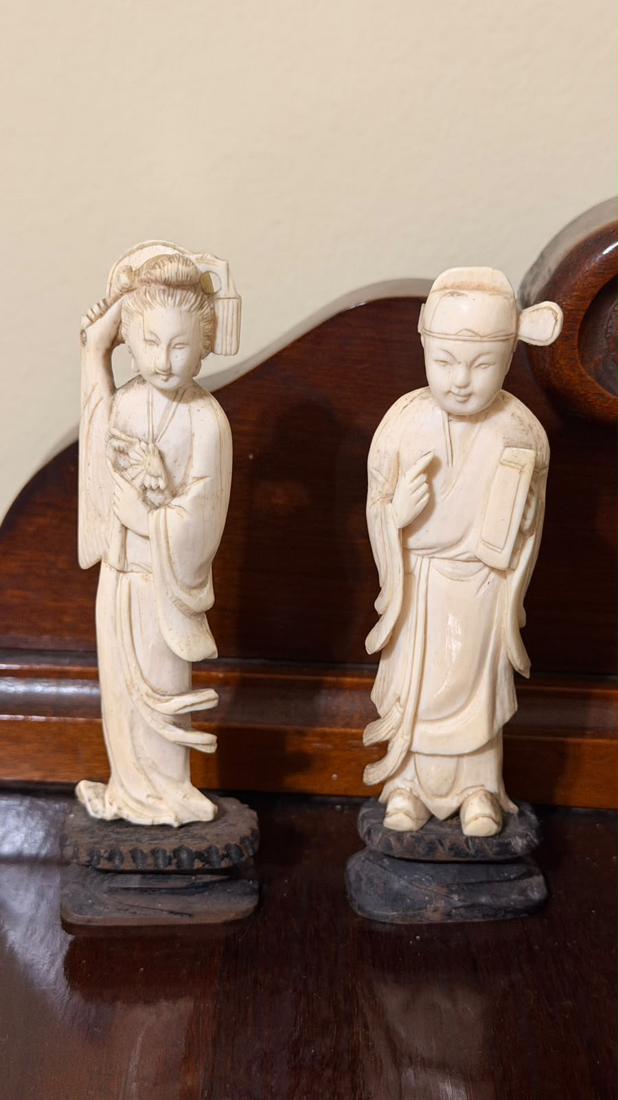 Par de Esculturas em Marfim — Casal Chinês em Trajes Típicos