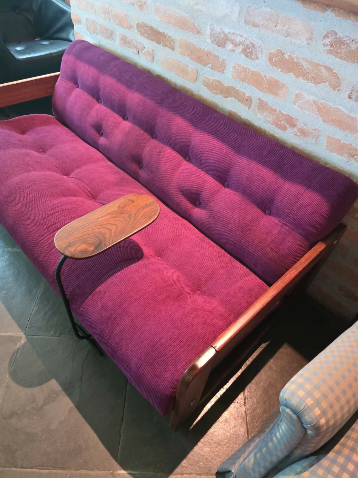 Mesa canto/café em ferro com tampo em imbuia maciça.