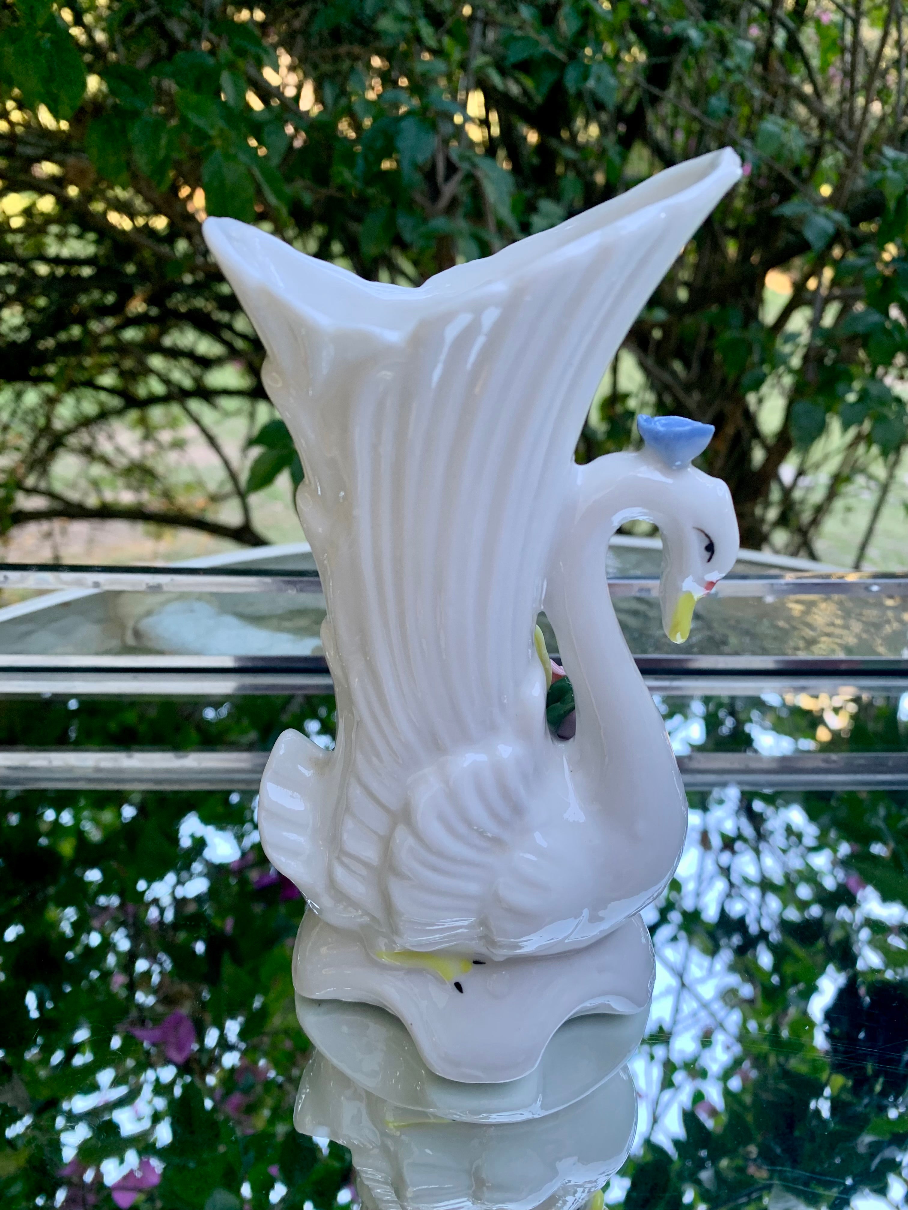 Lindo delicado vasinho em porcelana cisne