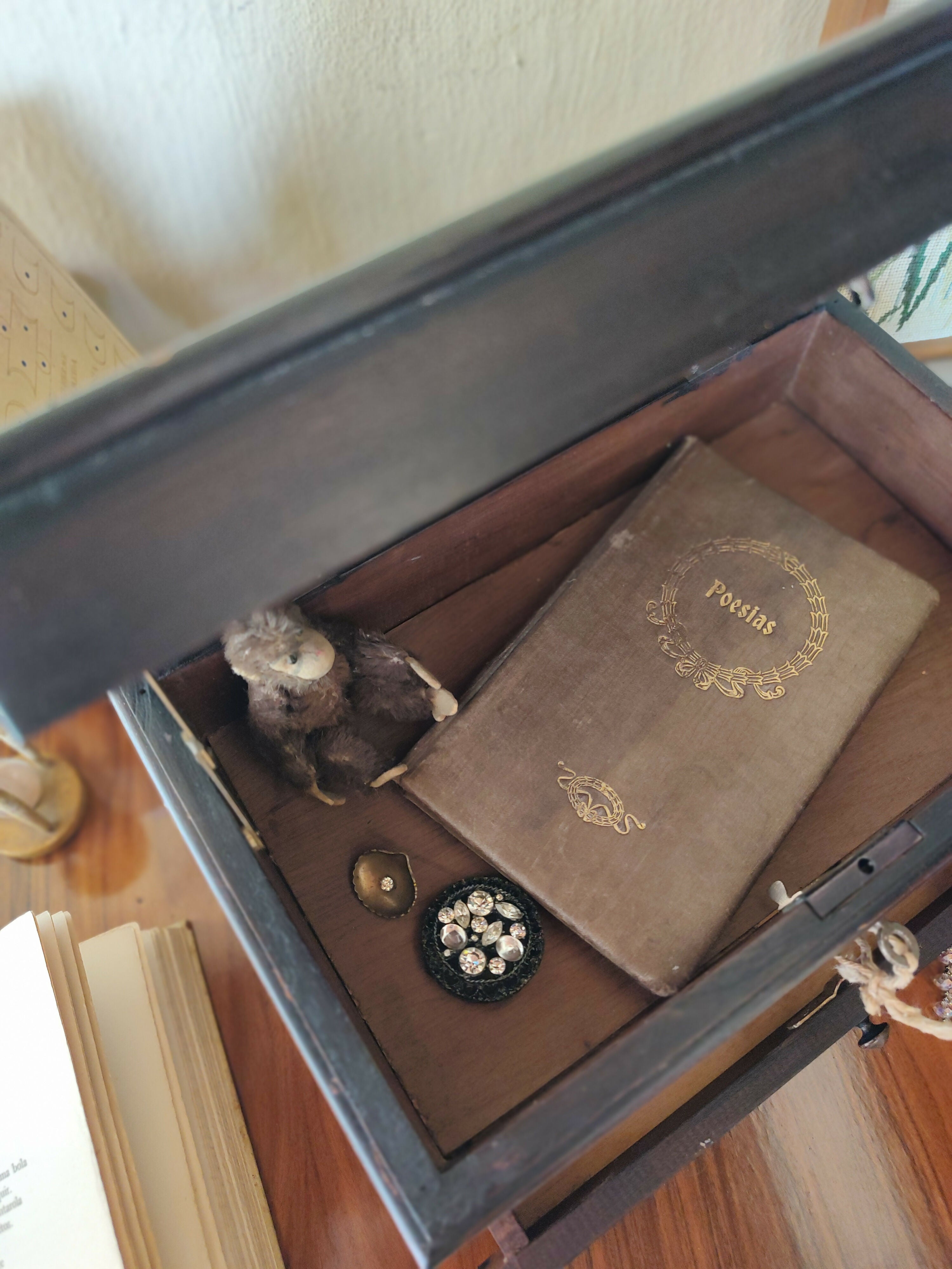 Antiga Caixa em madeira de 1969 com gaveta, chave e iniciais douradas "O T"