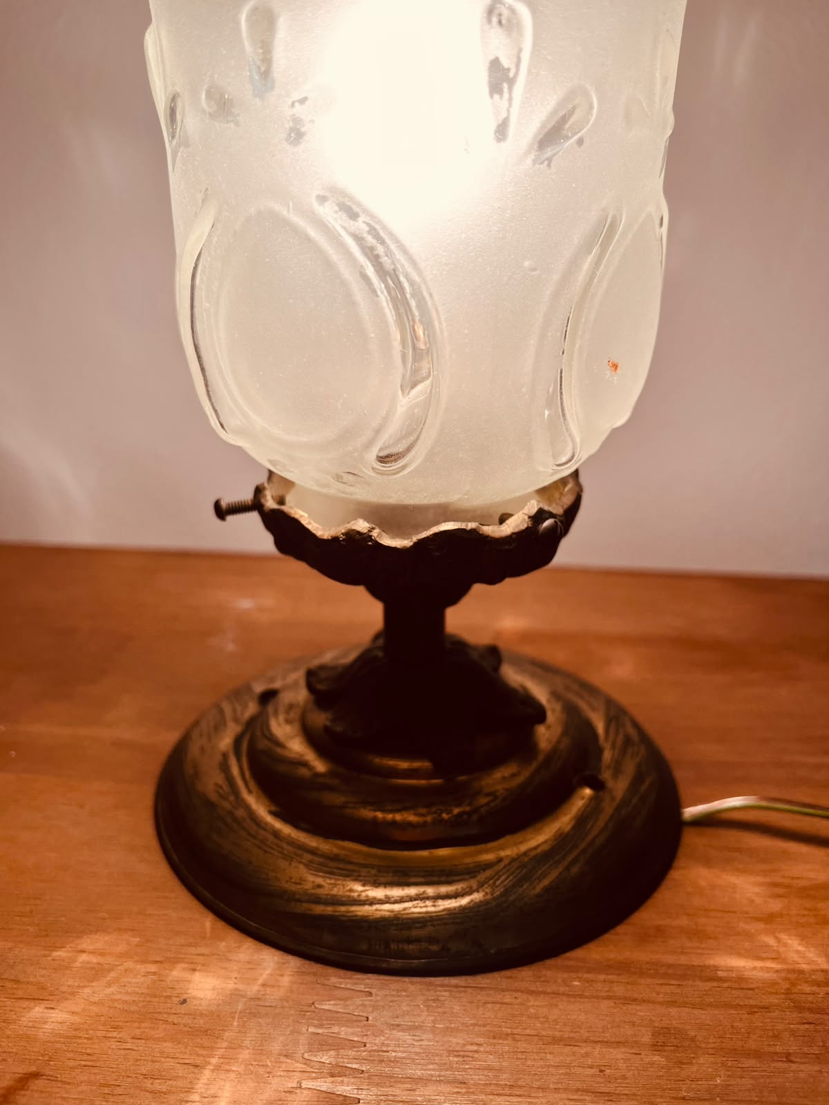 Abajur Antigo Art Nouveau com cúpula de Tulipa em vidro fosco