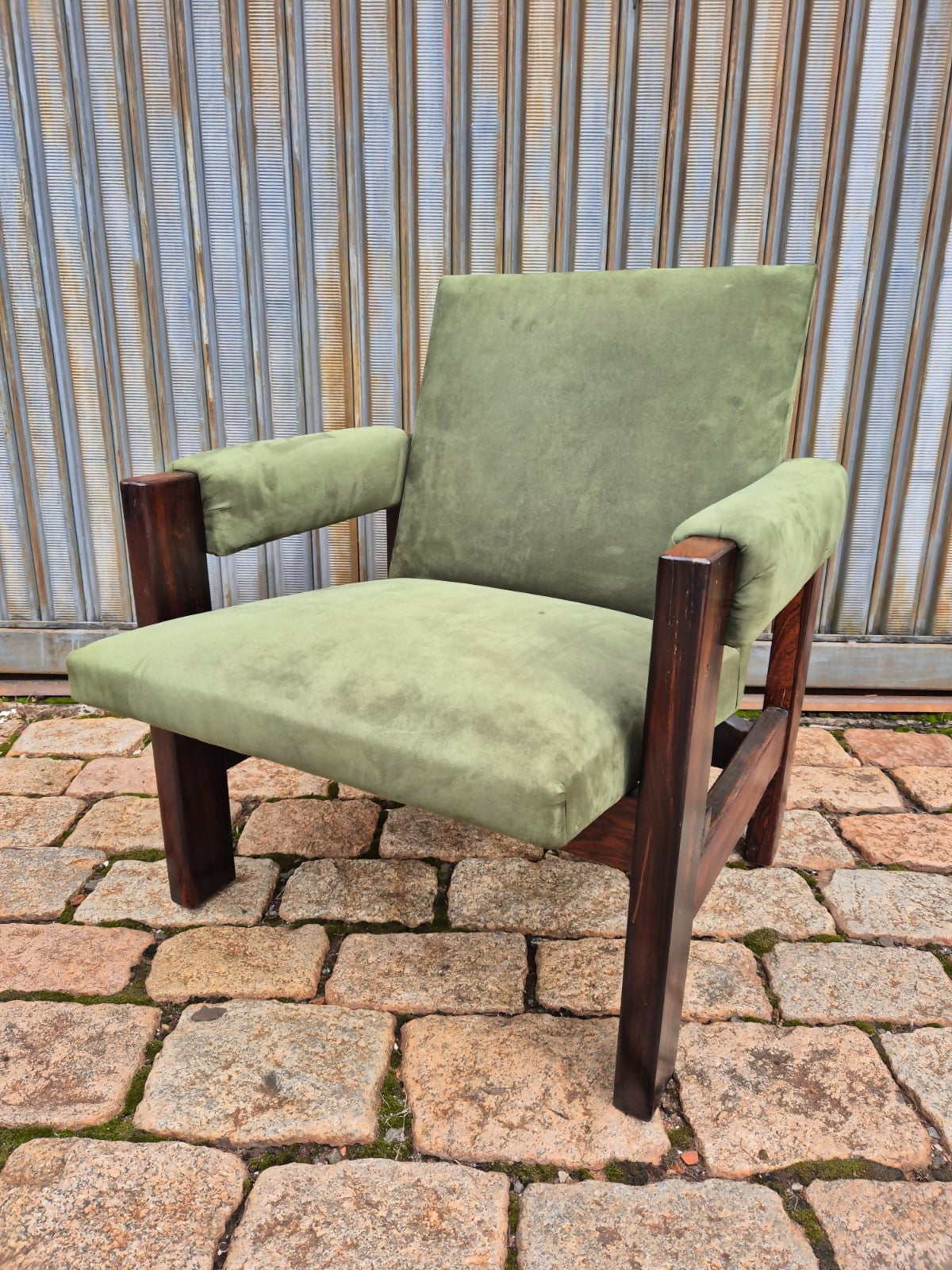 Poltrona anos 70 em Jacarandá e veludo verde