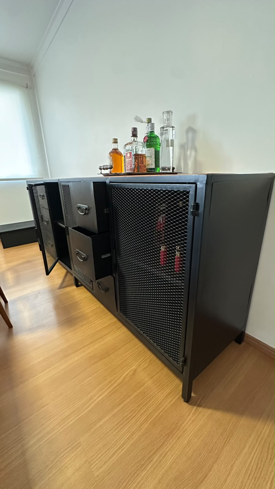 Buffet estilo industrial em madeira e metal em preto 
